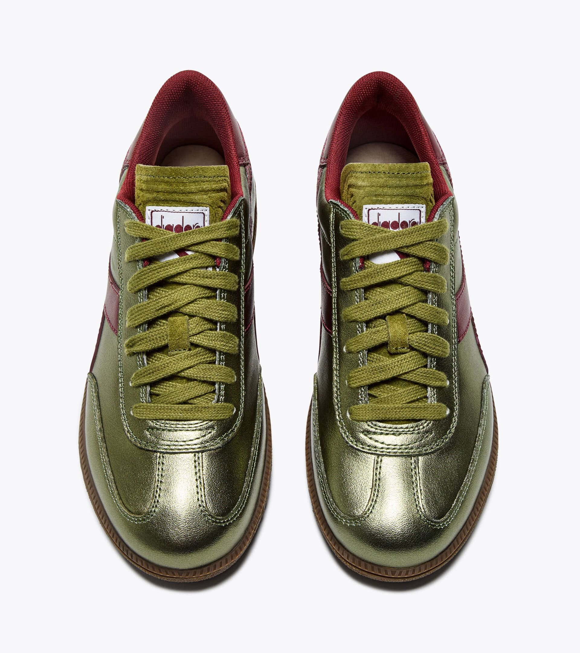 Zapatilla de piel metalizada - Para todos los géneros
TRAINER METALIZED VERDE SEMILLA CARDAMOMO - Diadora