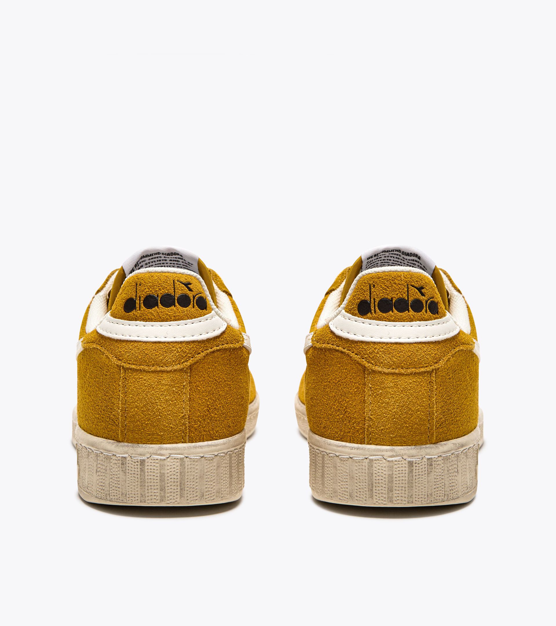 Sporty sneakers - All-Gender GAME L LOW SUEDE WAXED YELLOW OCHRE - Diadora