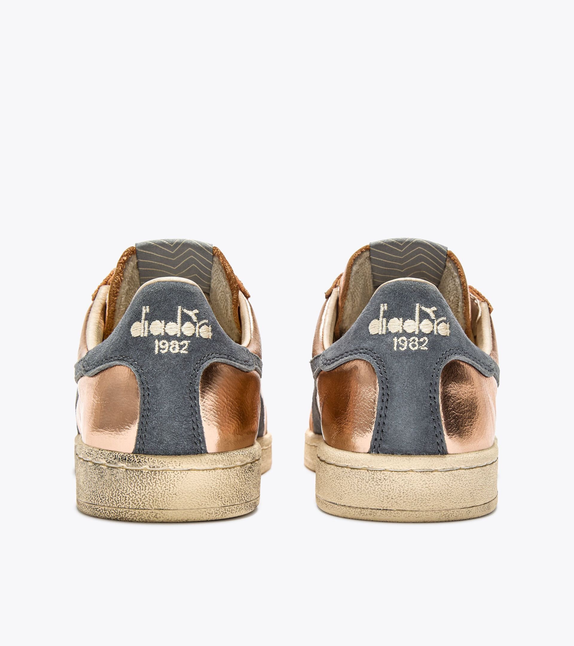 Sneakers Heritage en cuir métallisé - Pour tous les genres
 PRESTIGE METAL USED PRESQUE ABRICOT - Diadora