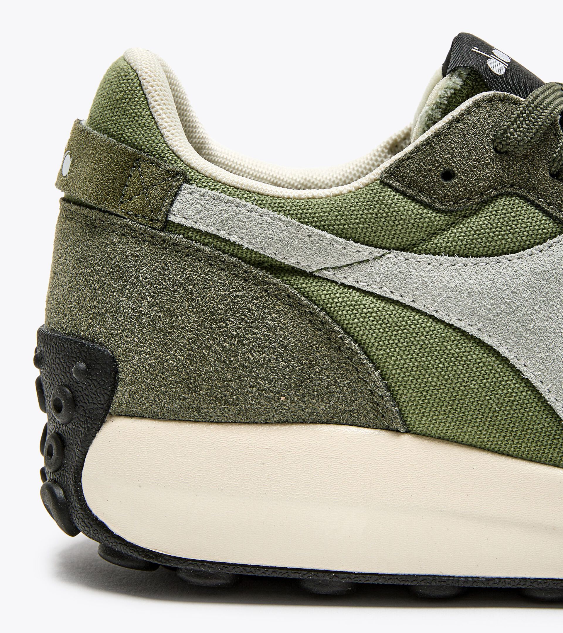 Sneaker sportiva - Gender Neutral RACE SUEDE SW VERDE OLIO/VERDE OLIVINA - Diadora