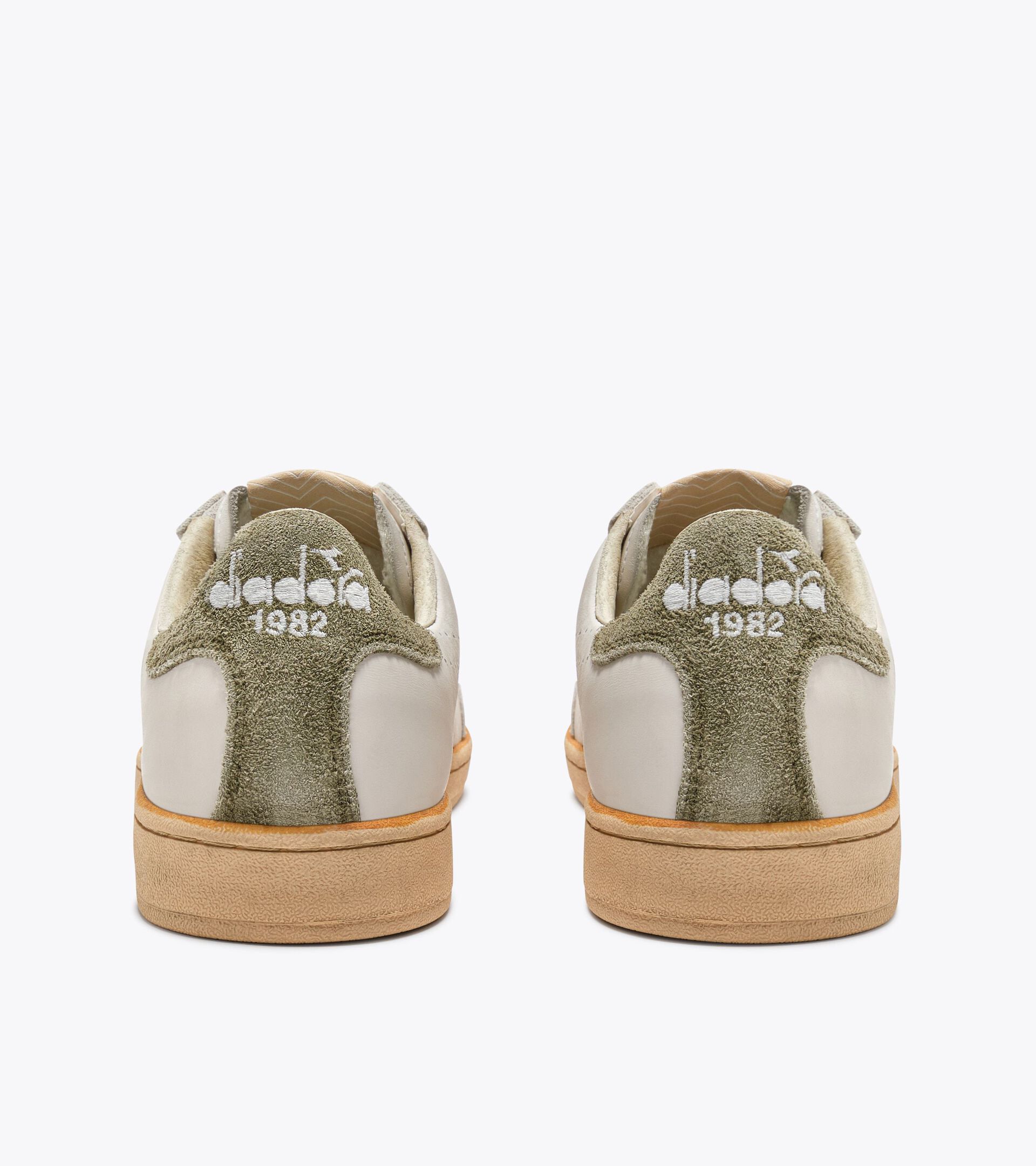 Zapatilla Heritage de piel - Para todos los g&eacute;neros
 PRESTIGE PLAIN USED OLIVA MILITAR - Diadora