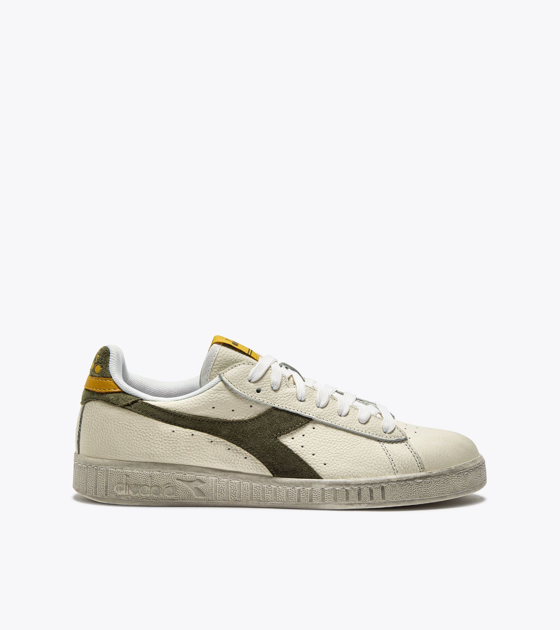 Sporty sneakers - All-Gender GAME L LOW WAXED SUEDE POP WHITE/DEEP LICHEN GREEN - Diadora