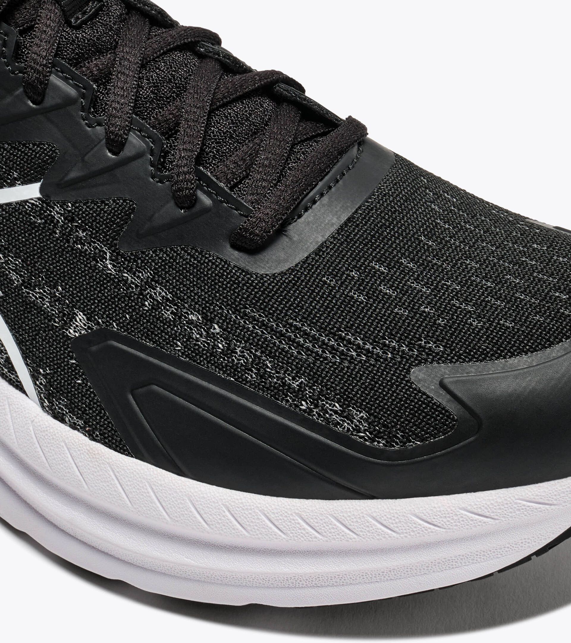 Walking shoe - Men&rsquo;s
 PASSO 6 BLACK/WHITE (C7406) - Diadora