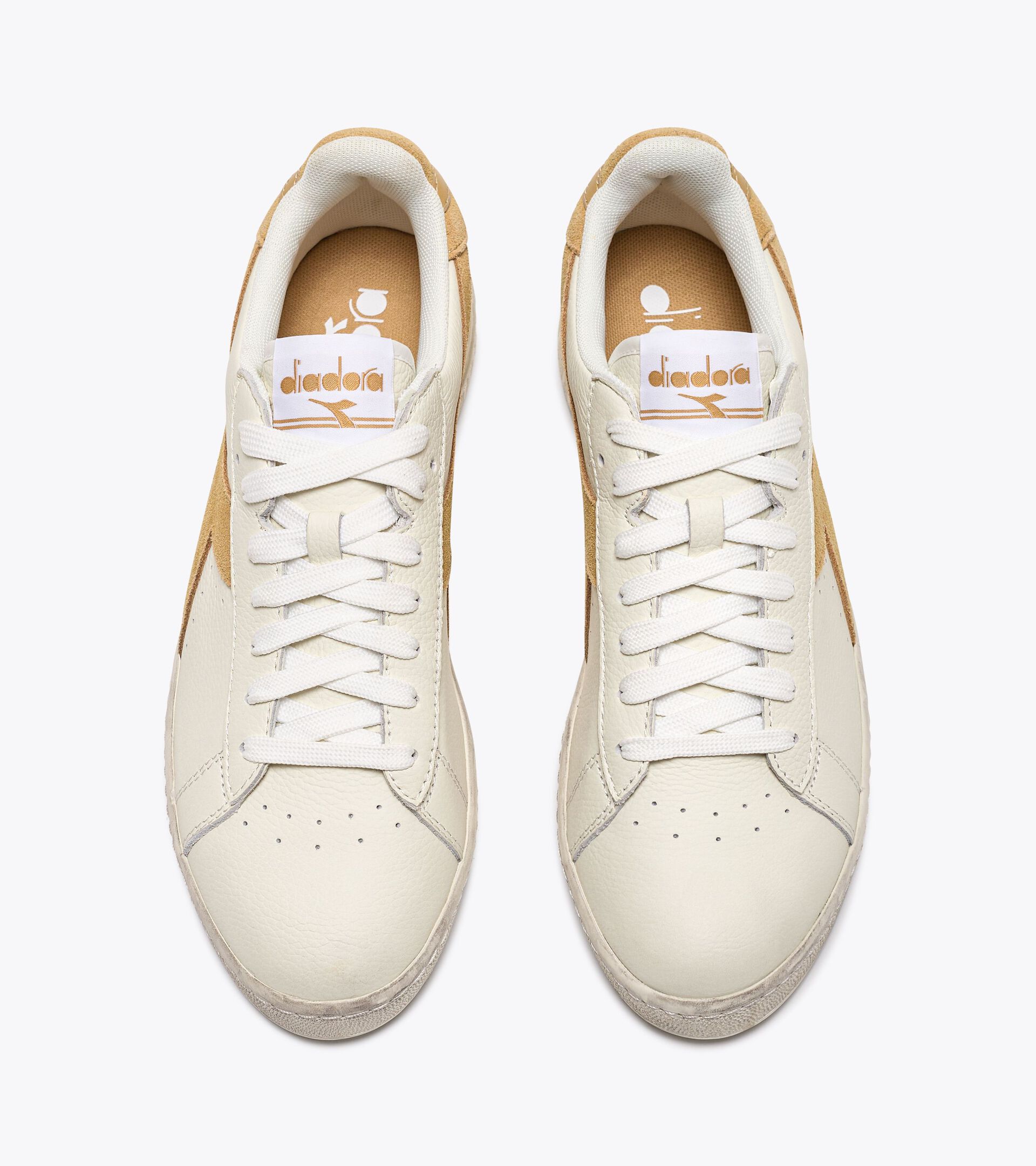 Sporty sneakers - Gender neutral GAME L LOW WAXED SUEDE POP WHITE/LATTE - Diadora