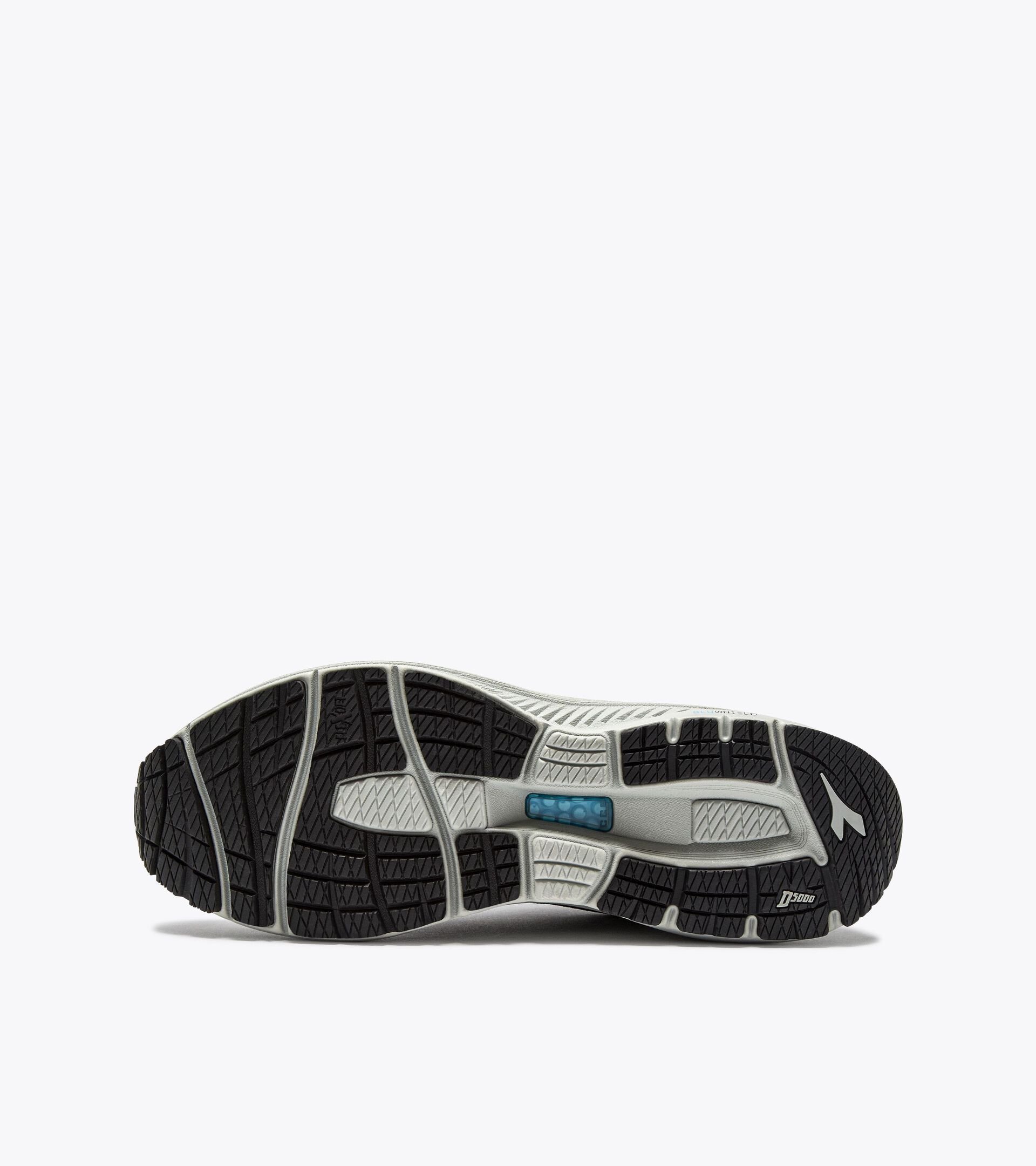 Running shoe with reflective details - Cushioning and protection - Men’s
MYTHOS BLUSHIELD 10 VORTICE HIP BLACK/SILVER - Diadora