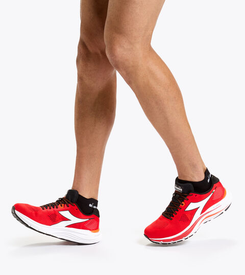 MYTHOS BLUSHIELD 7 VORTICE, FIERY RED/WHITE/BLACK Chaussures de running - Homme MYTHOS BLUSHIELD 7 VORTICE FIERY RED/WHITE/BLACK - Diadora
