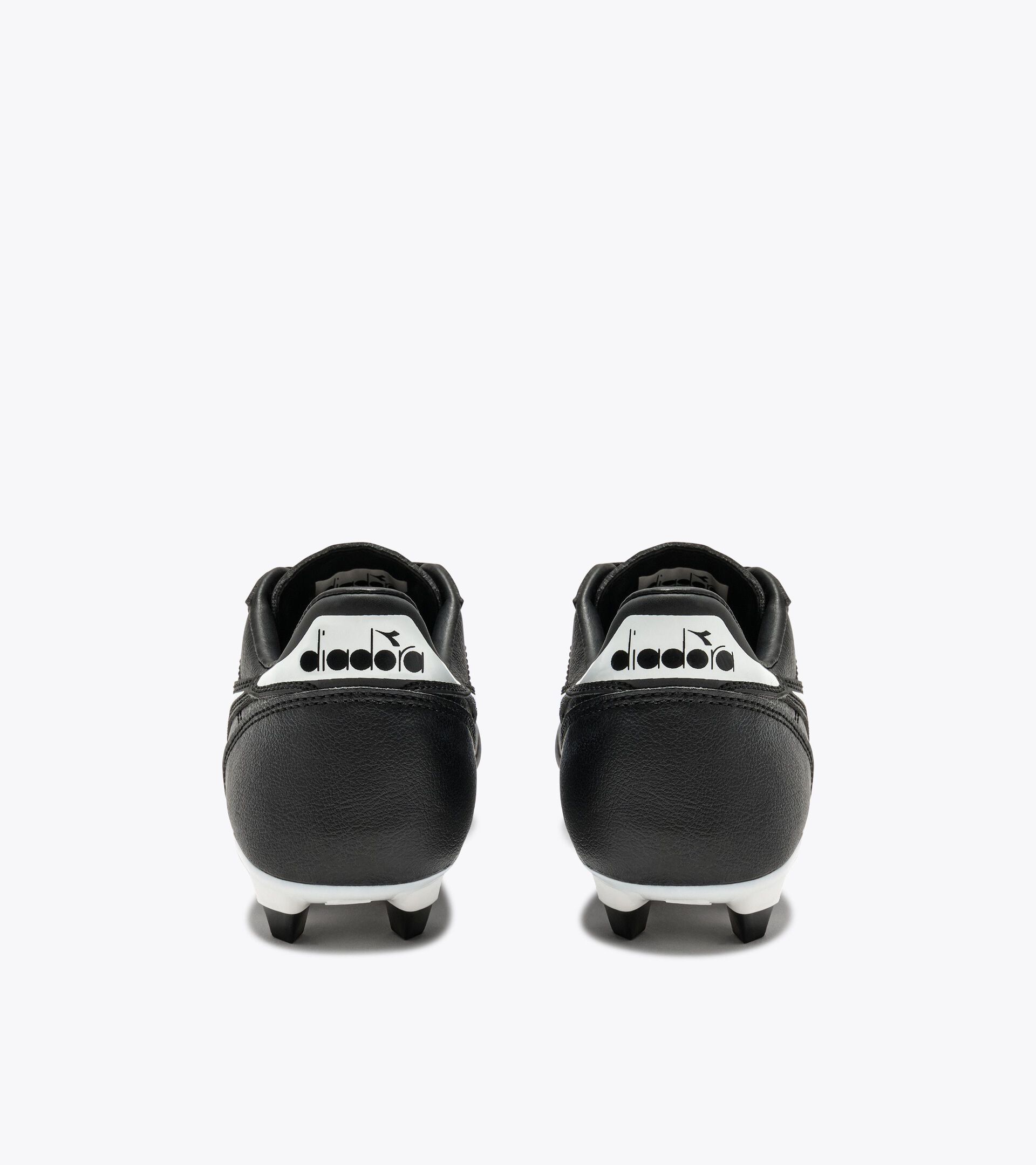 Bota de f&uacute;tbol para superficies compactas - J&uacute;nior
 BRASIL ICON R LPU JR NEGRO/BLANCO - Diadora