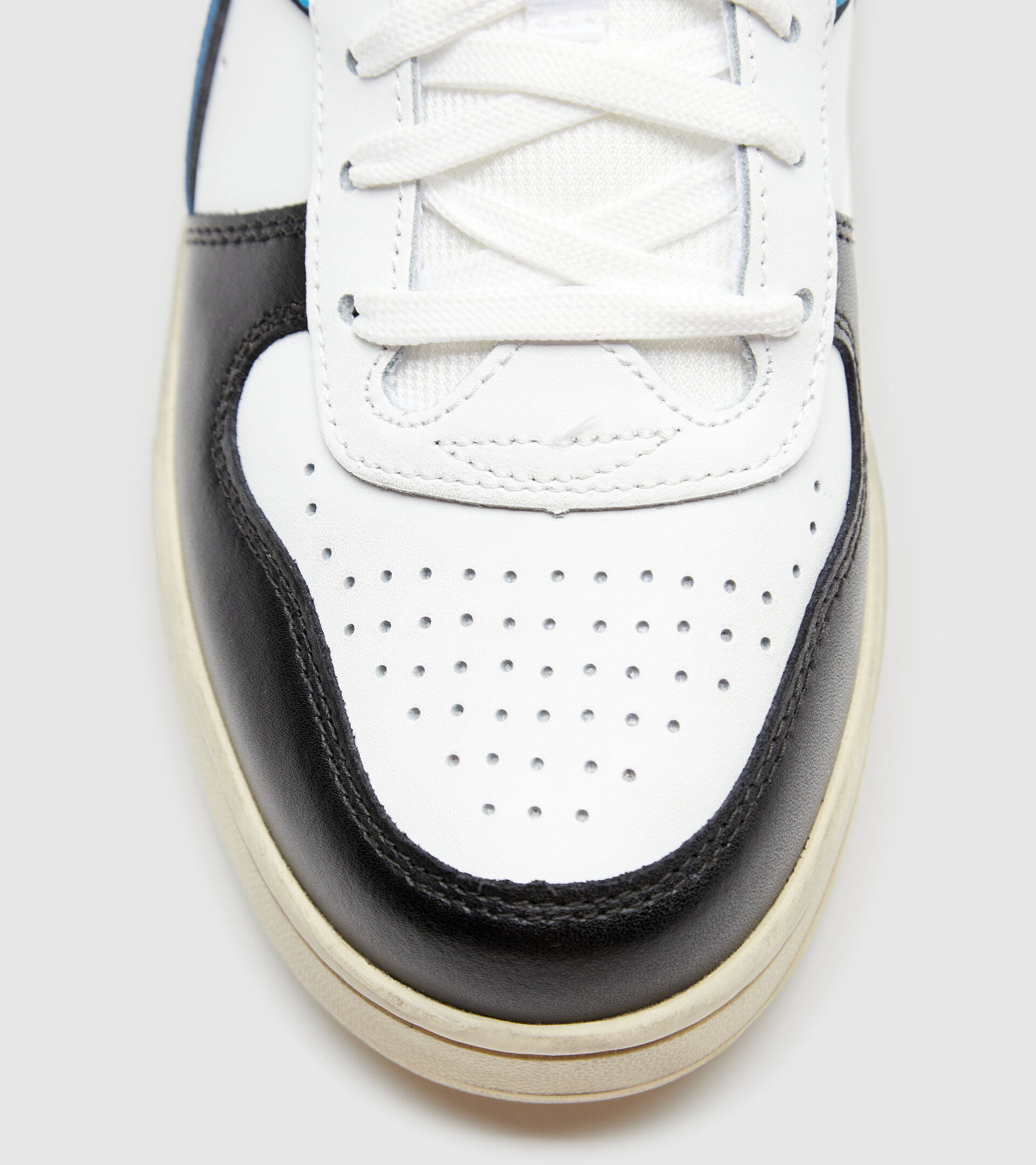 Sports shoe - Unisex MAGIC BASKET LOW ICONA WHITE/BLACK/MALIBU BLUE - Diadora