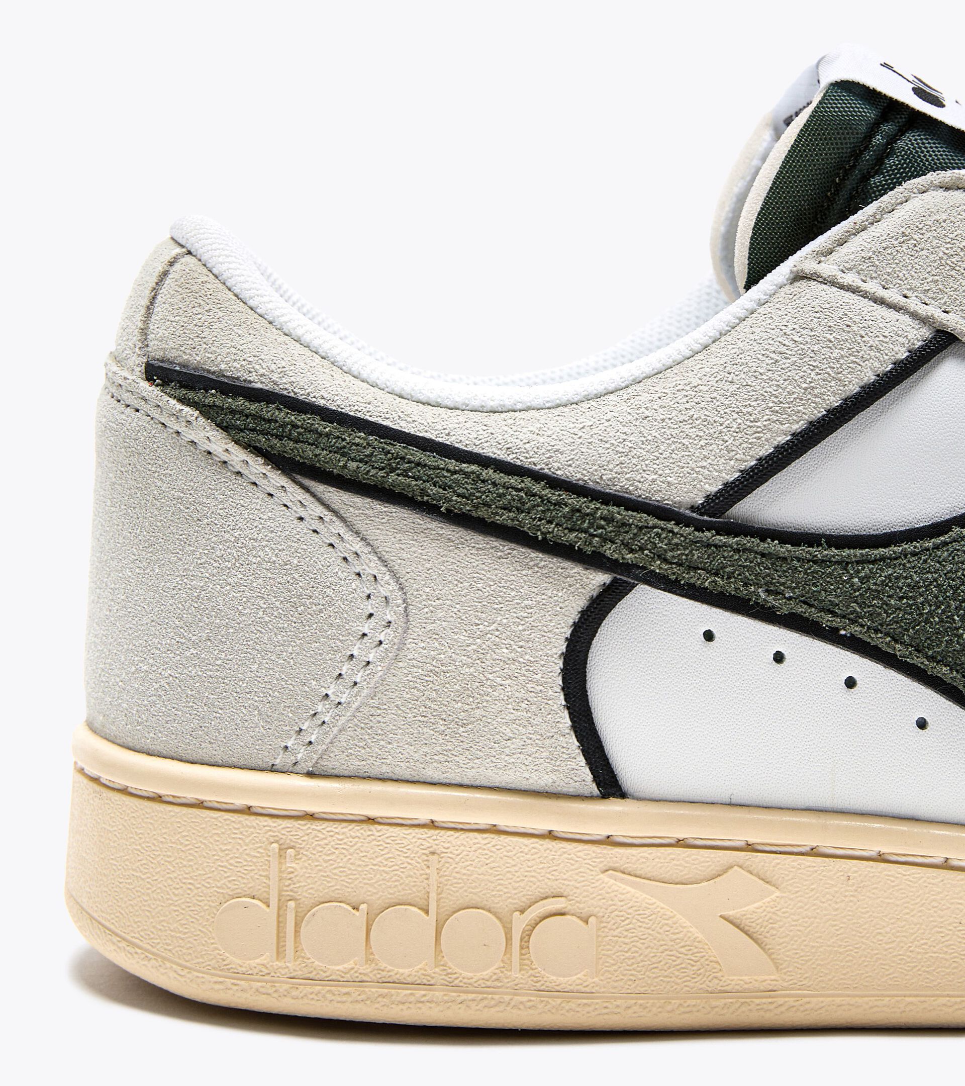 Sporty sneakers - Gender neutral MAGIC BASKET LOW SUEDE LEATHER WHITE/DARK FOREST - Diadora