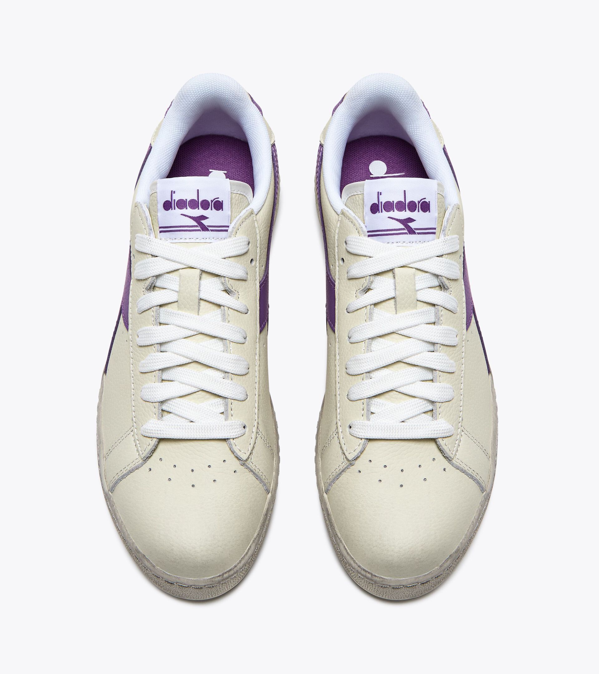 Sporty sneakers - All-Gender GAME L LOW WAXED WHITE/VIOLET BERRY  (C6210) - Diadora