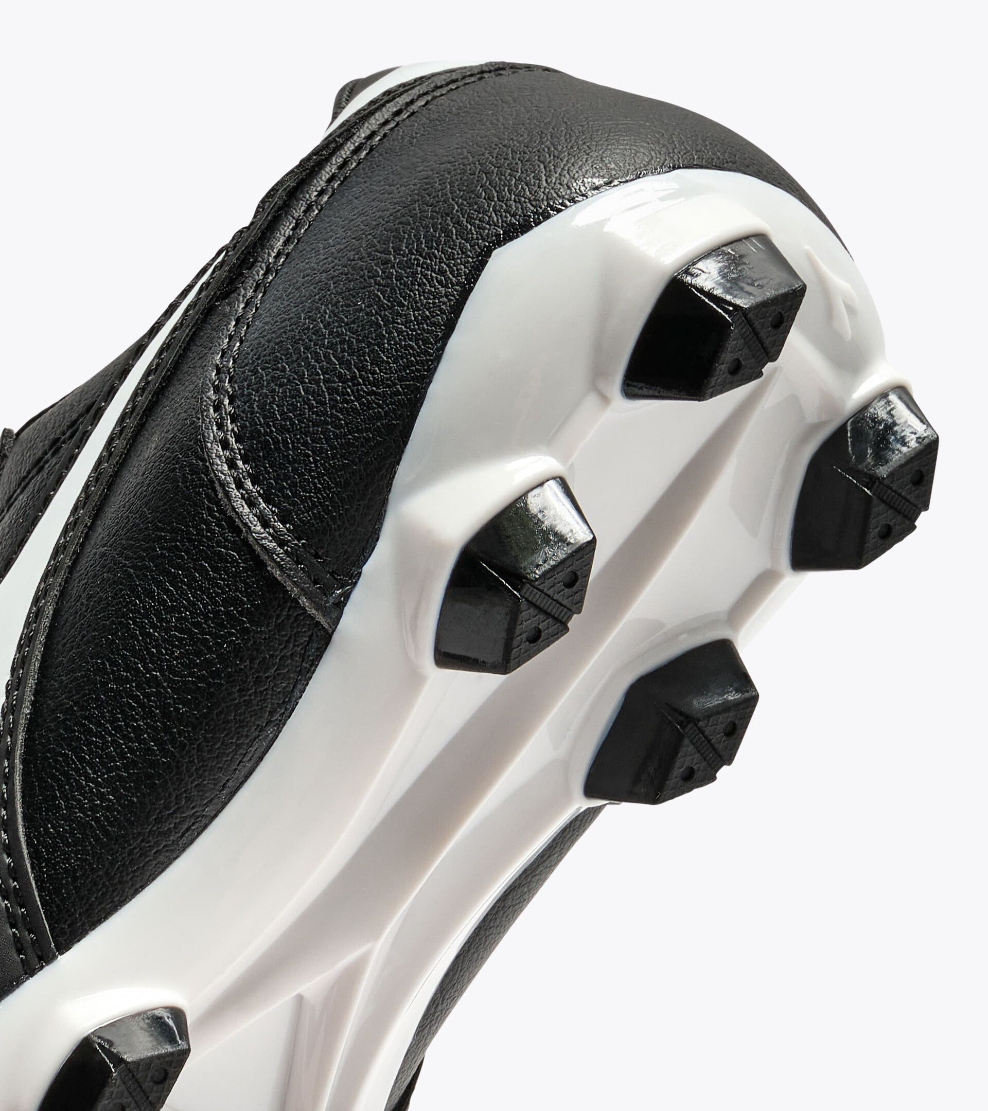 Chaussures de football pour terrains compacts - Junior
 BRASIL ICON R LPU JR NOIR/BLANC - Diadora