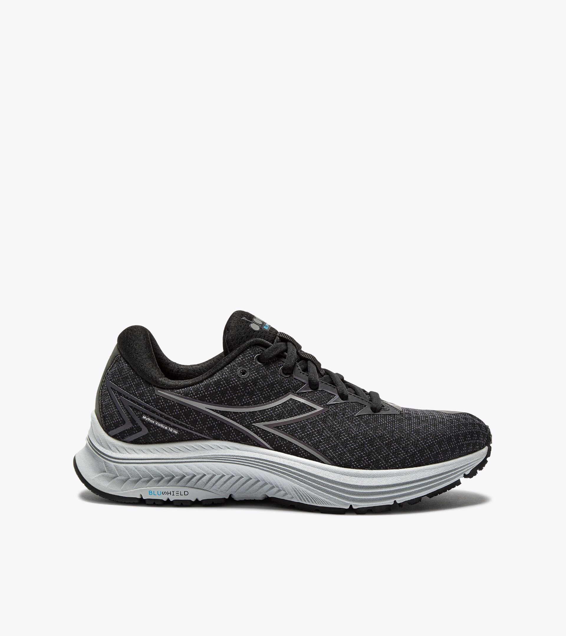 Running shoe with reflective details - Cushioning and protection - Women’s
MYTHOS BLUSHIELD 10 VORTICE HIP W BLACK/GLACIER GRAY - Diadora