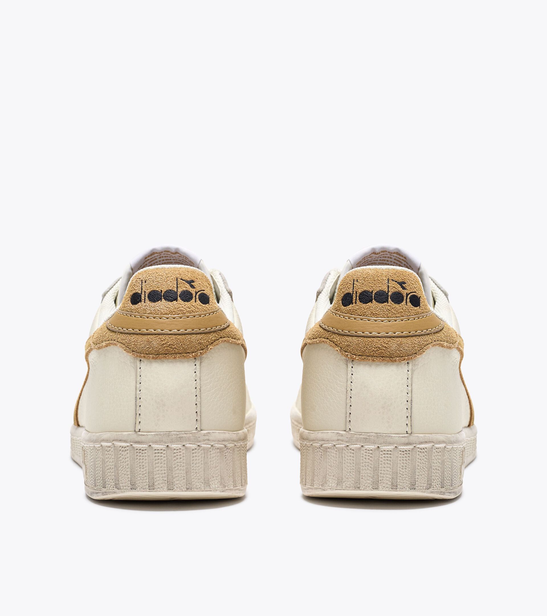 Sporty sneakers - All-Gender GAME L LOW WAXED SUEDE POP WHITE/LATTE - Diadora
