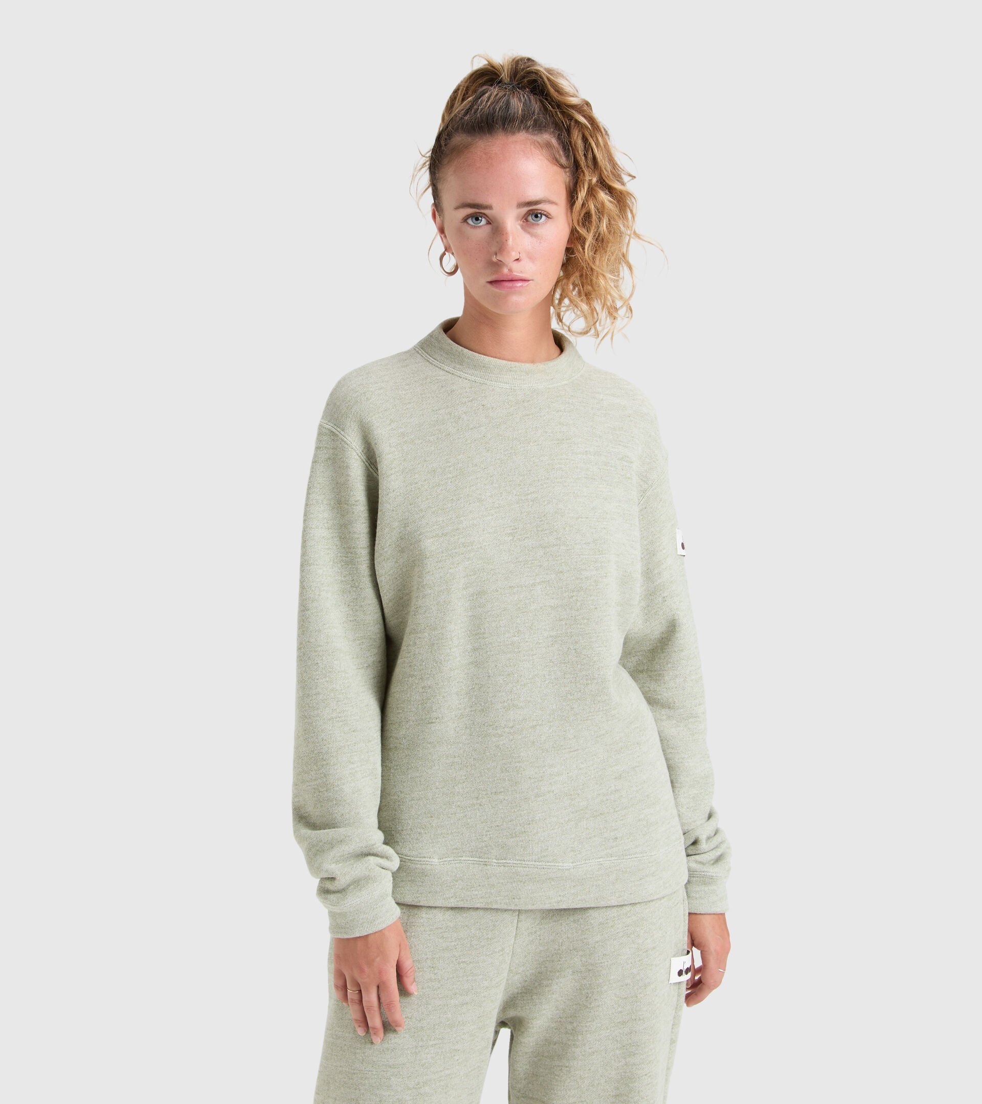 Crew-neck sports sweatshirt - Women’s L. SWEATSHIRT CREW MANIFESTO 2030 DESERT SAGE MELANGE - Diadora