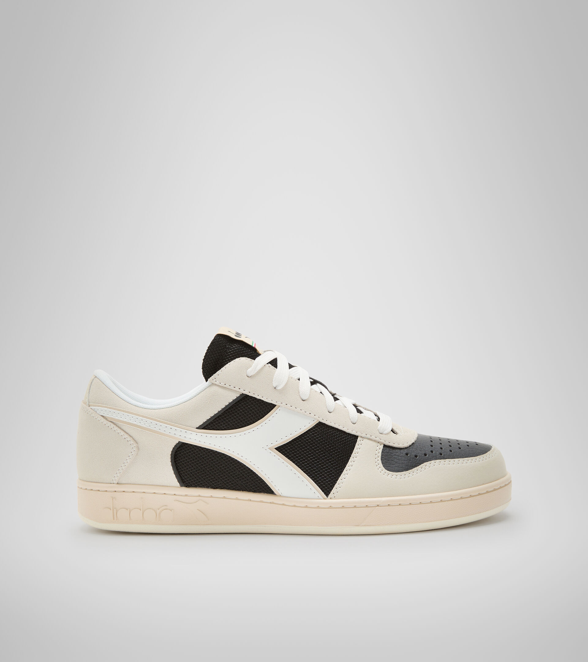 Chaussures de sport - Unisexe MAGIC BASKET LOW EARTH NOIR/BLANC IMMACULE - Diadora