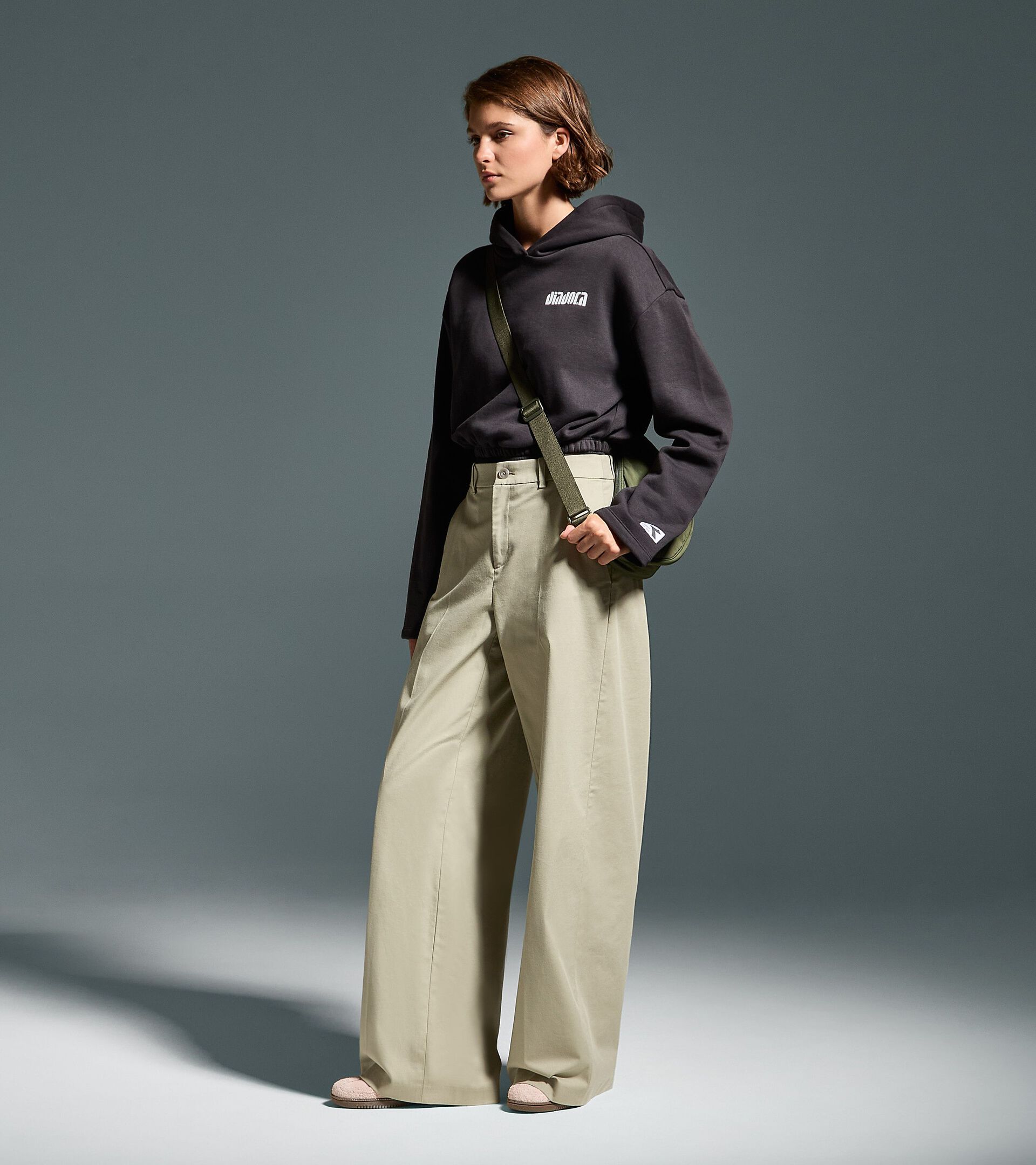 Cropped hoodie - Women's
 L. HOODIE ATHL. LOGO BLACK - Diadora