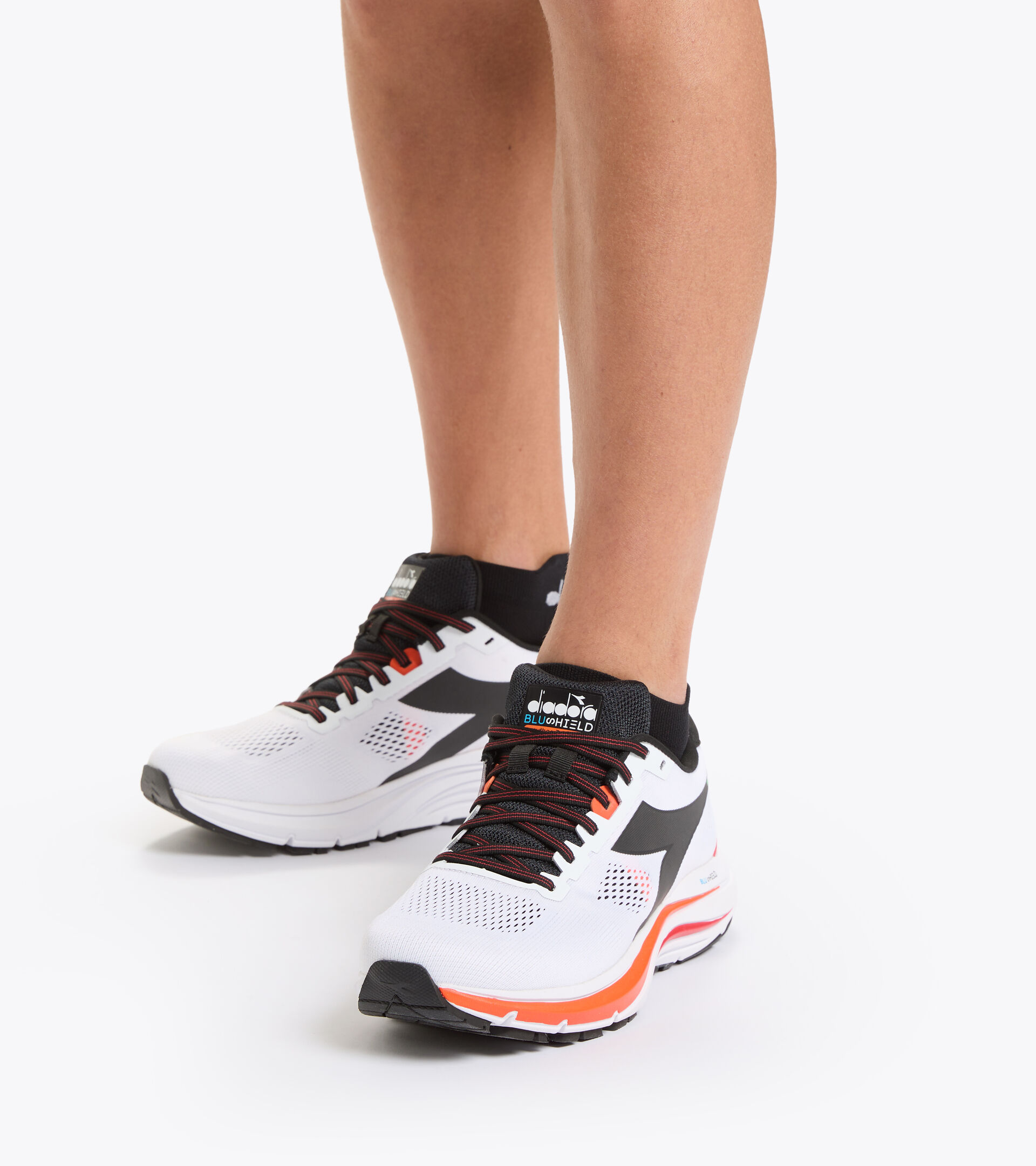 Running shoes - Men MYTHOS BLUSHIELD 7 VORTICE WHITE/BLACK/VERMILLION ORANGE - Diadora