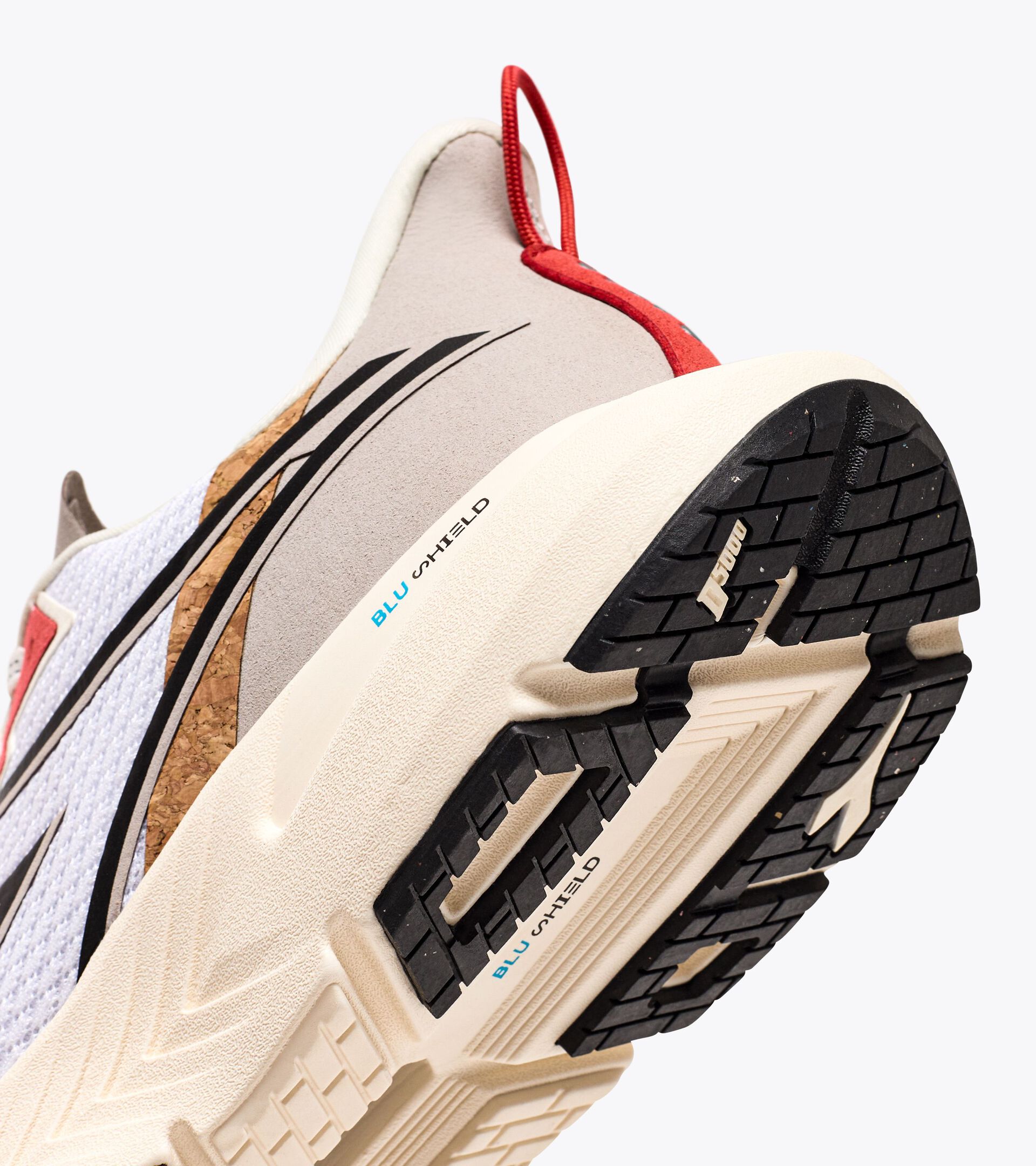 Chaussures de running - Homme - Réalisées avec des matières à impact réduit
 MYTHOS BLUSHIELD VOLO 4 2030 BLC/NR/ROUGE CAYENNE - Diadora