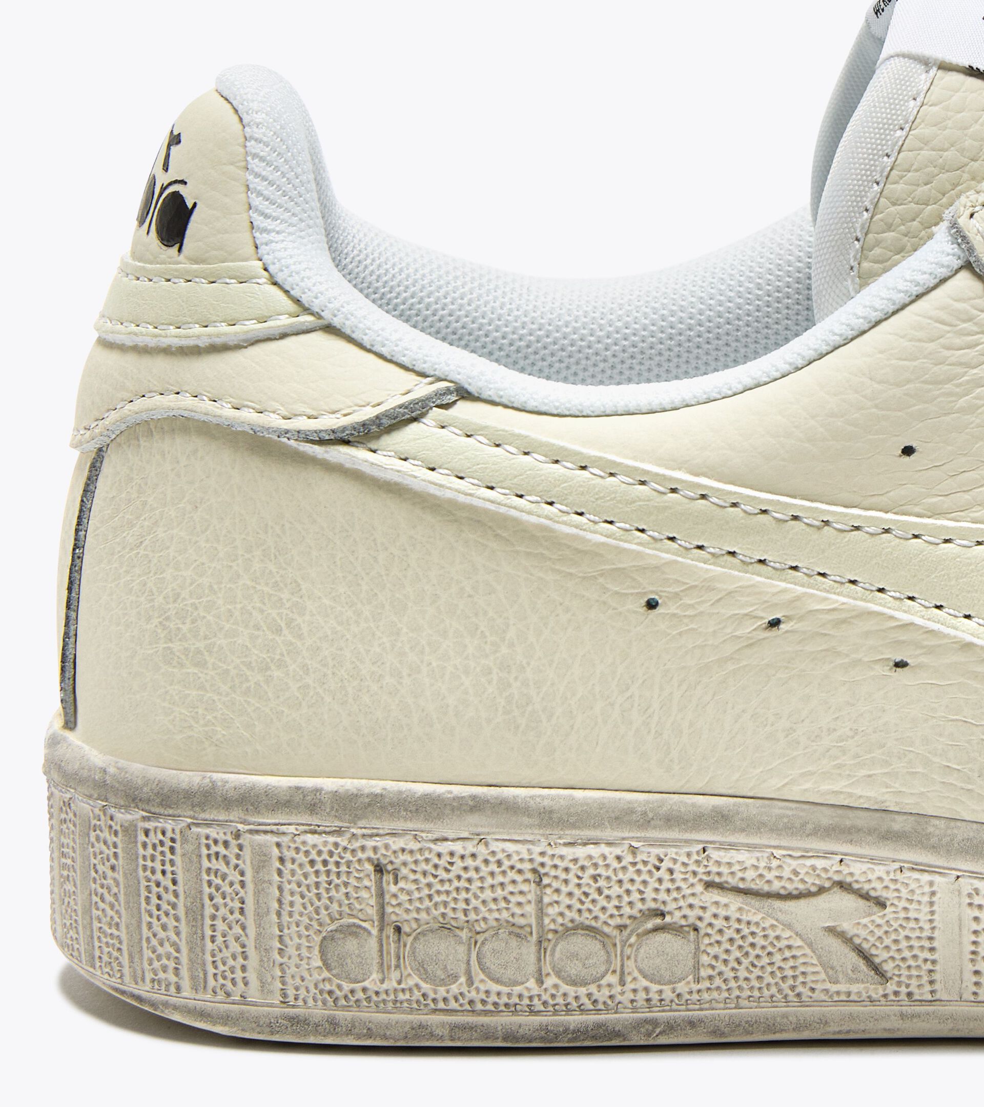 Sporty sneakers - All-Gender GAME L LOW WAXED WHITE/WHITE/WHITE - Diadora
