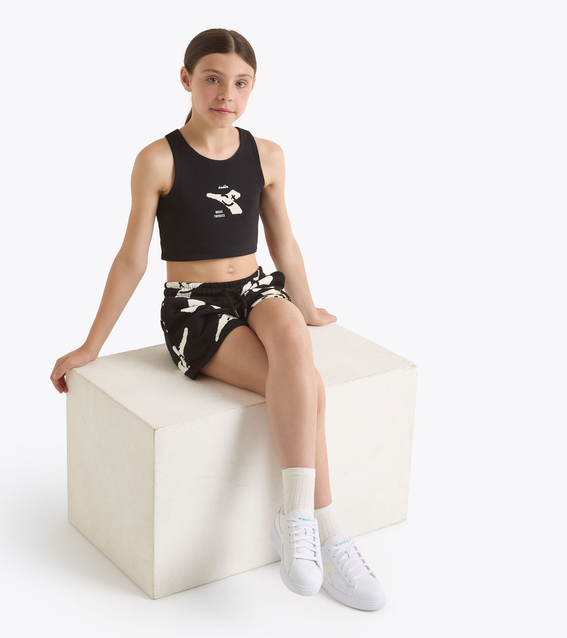 T-shirt cropped logo - Girl
JG. CROP TOP SMILE LOGO NEGRO - Diadora