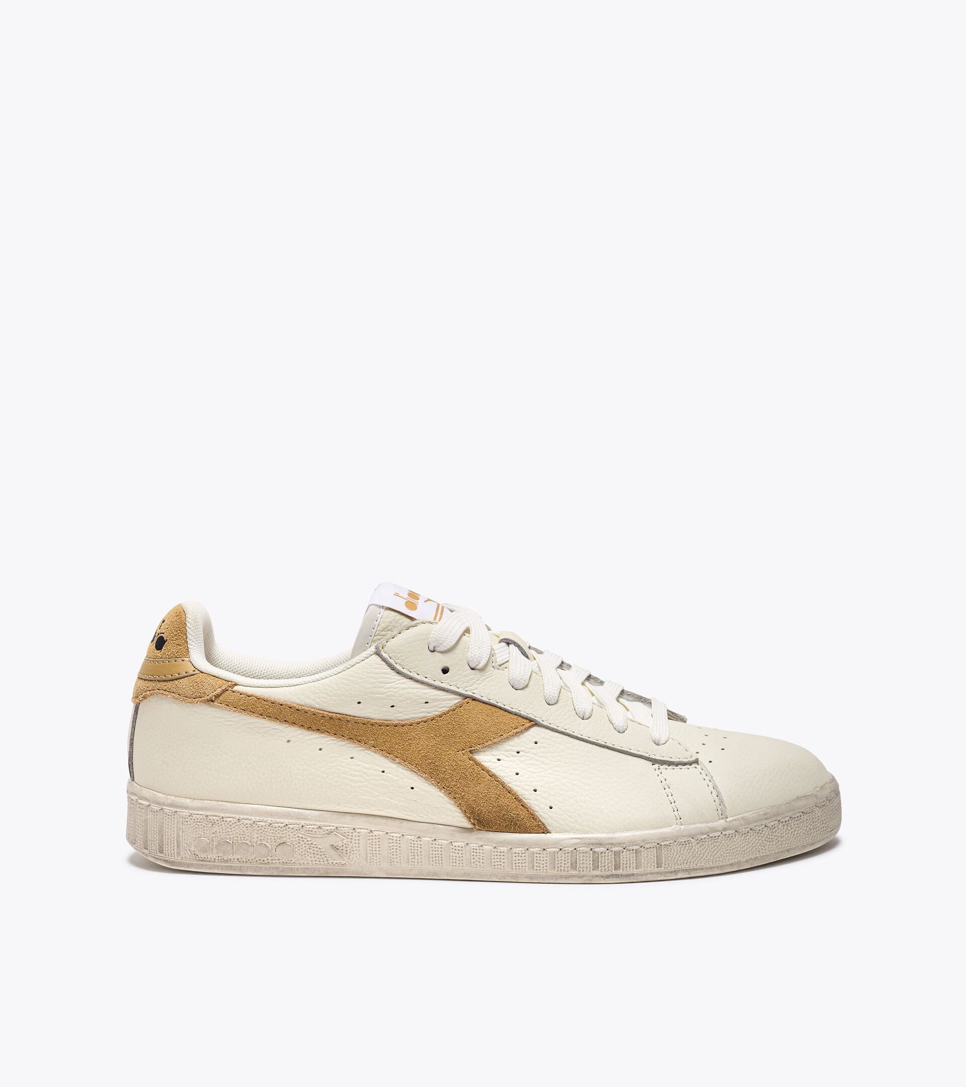 Sporty sneakers - Gender neutral GAME L LOW WAXED SUEDE POP WHITE/LATTE - Diadora