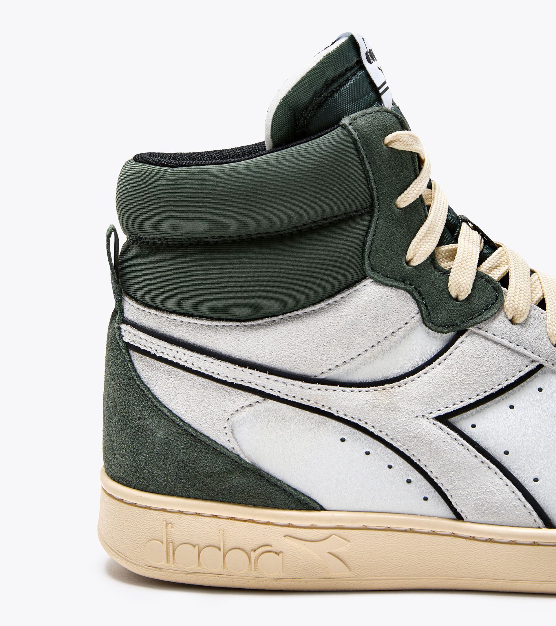 Sporty sneakers - Gender neutral MAGIC BASKET MID SUEDE WHITE/DARK FOREST - Diadora
