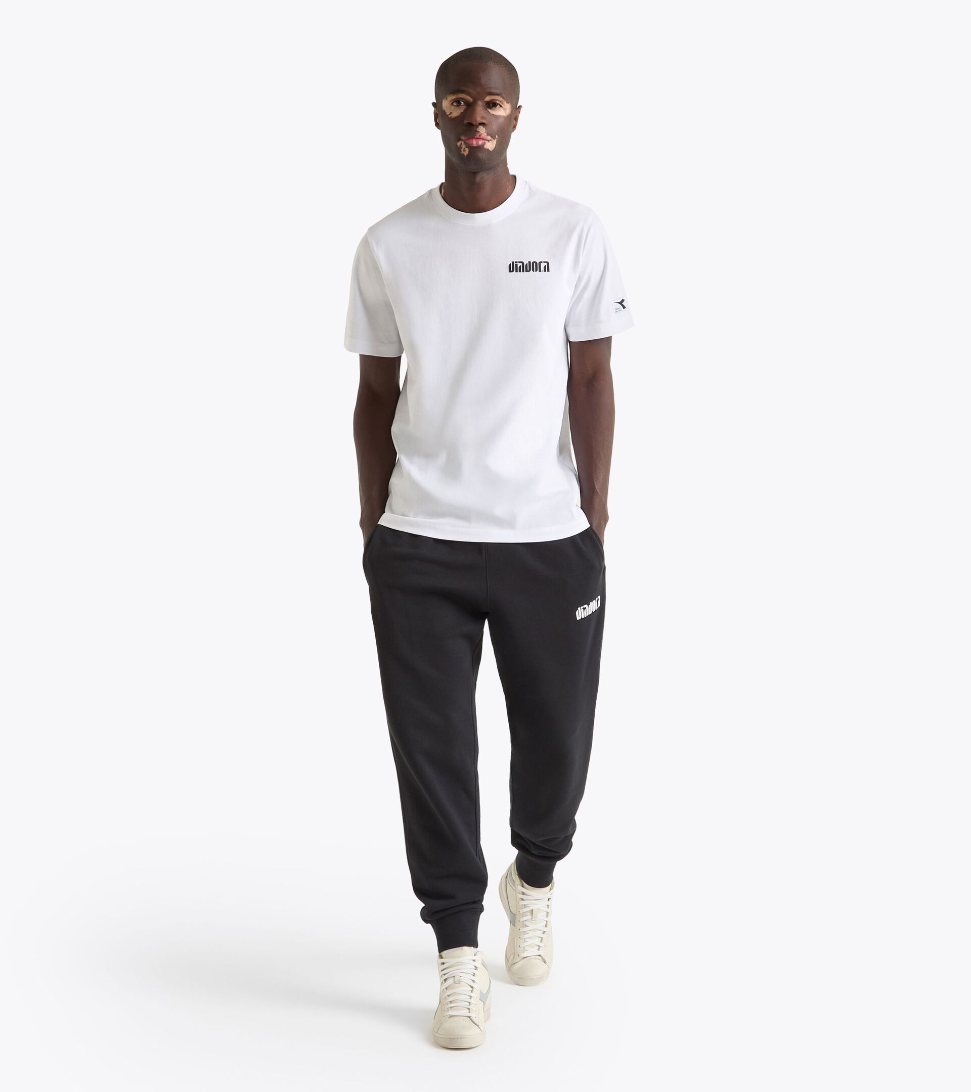 Camiseta de algodón - Para todos los géneros
 T-SHIRT SS ATHL. LOGO SL BLANCO VIVO/NEGRO - Diadora