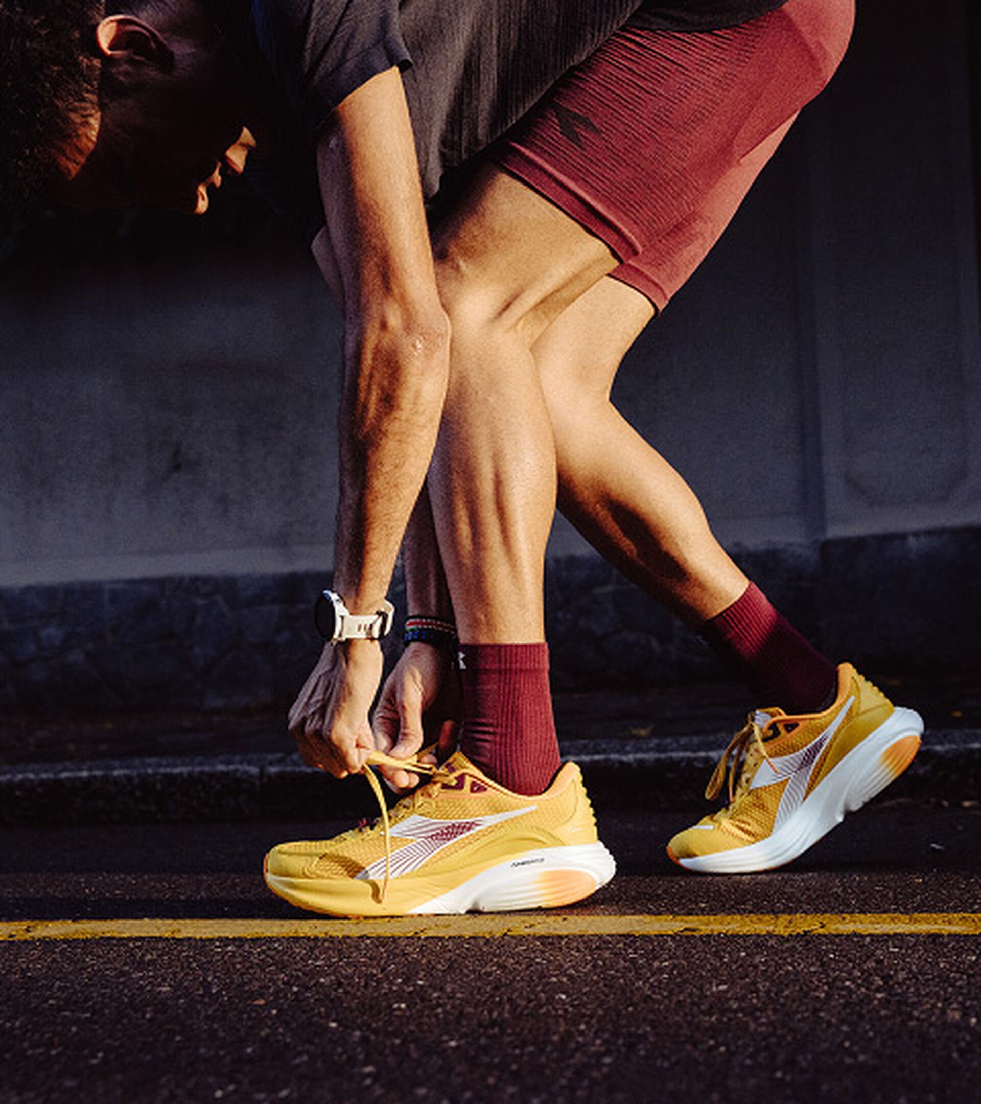 Zapatilla de running Made in Italy - Ligereza y amortiguación - Para todos los géneros ATOMO STAR MOSTAZA PICANTE/BLANCO - Diadora