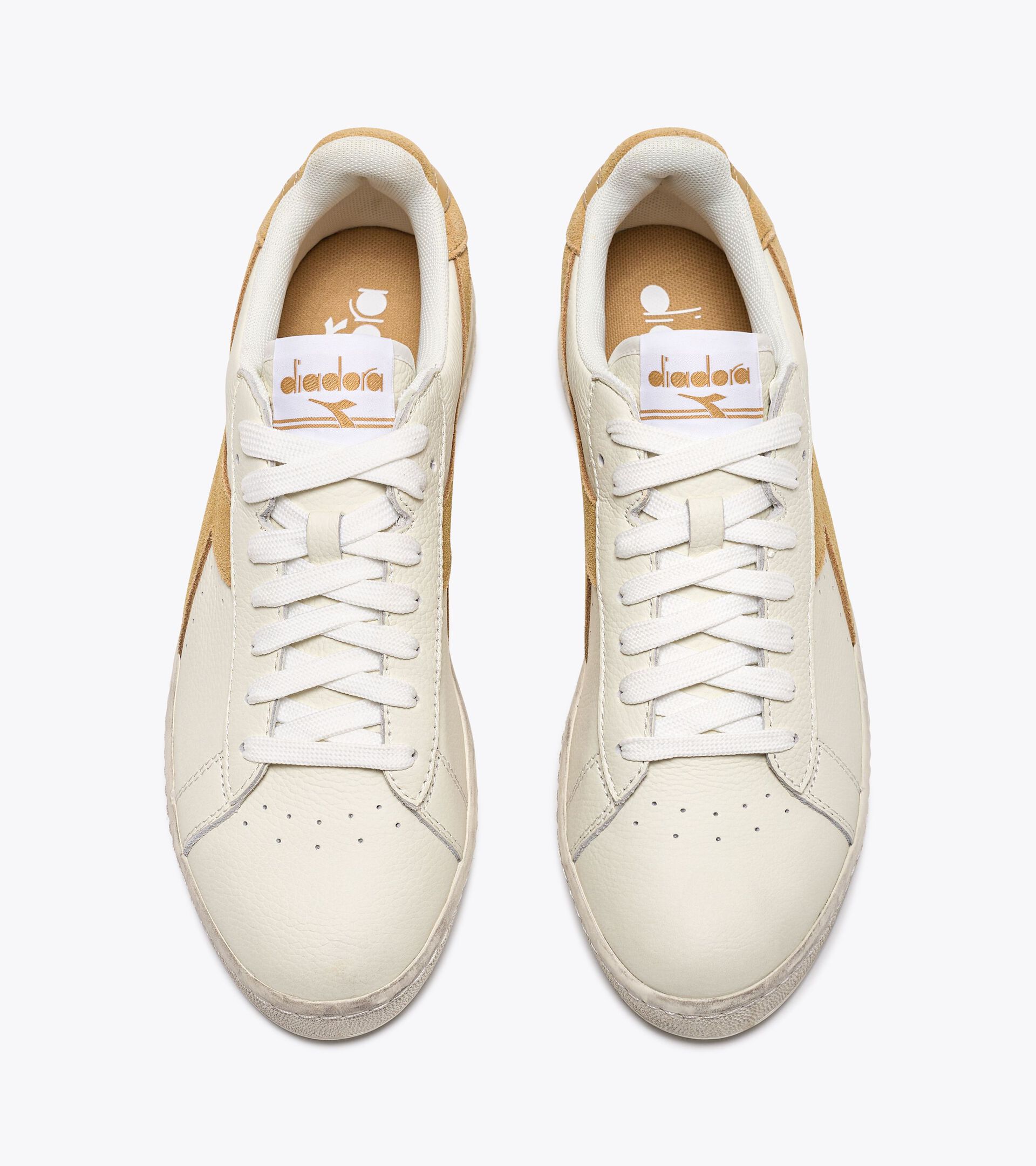 Sporty sneakers - All-Gender GAME L LOW WAXED SUEDE POP WHITE/LATTE - Diadora