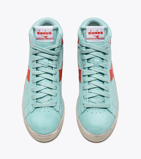 Sporty sneakers - All-Gender GAME L HIGH SUEDE WAXED ICY MORN - Diadora