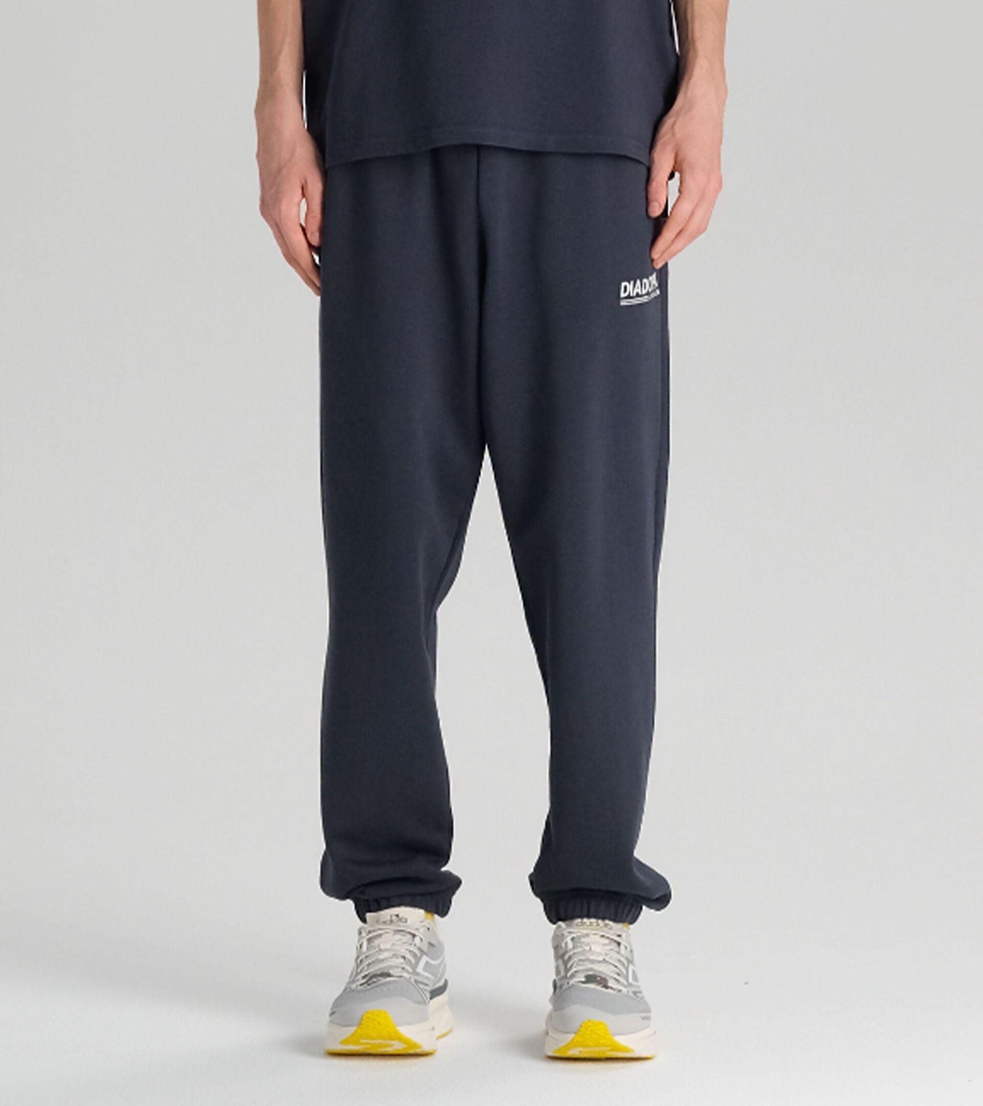 Pantalón de chándal Legacy de corte cómodo - Made in Italy - Para todos los géneros PANTS LEGACY AZUL NOCHE - Diadora