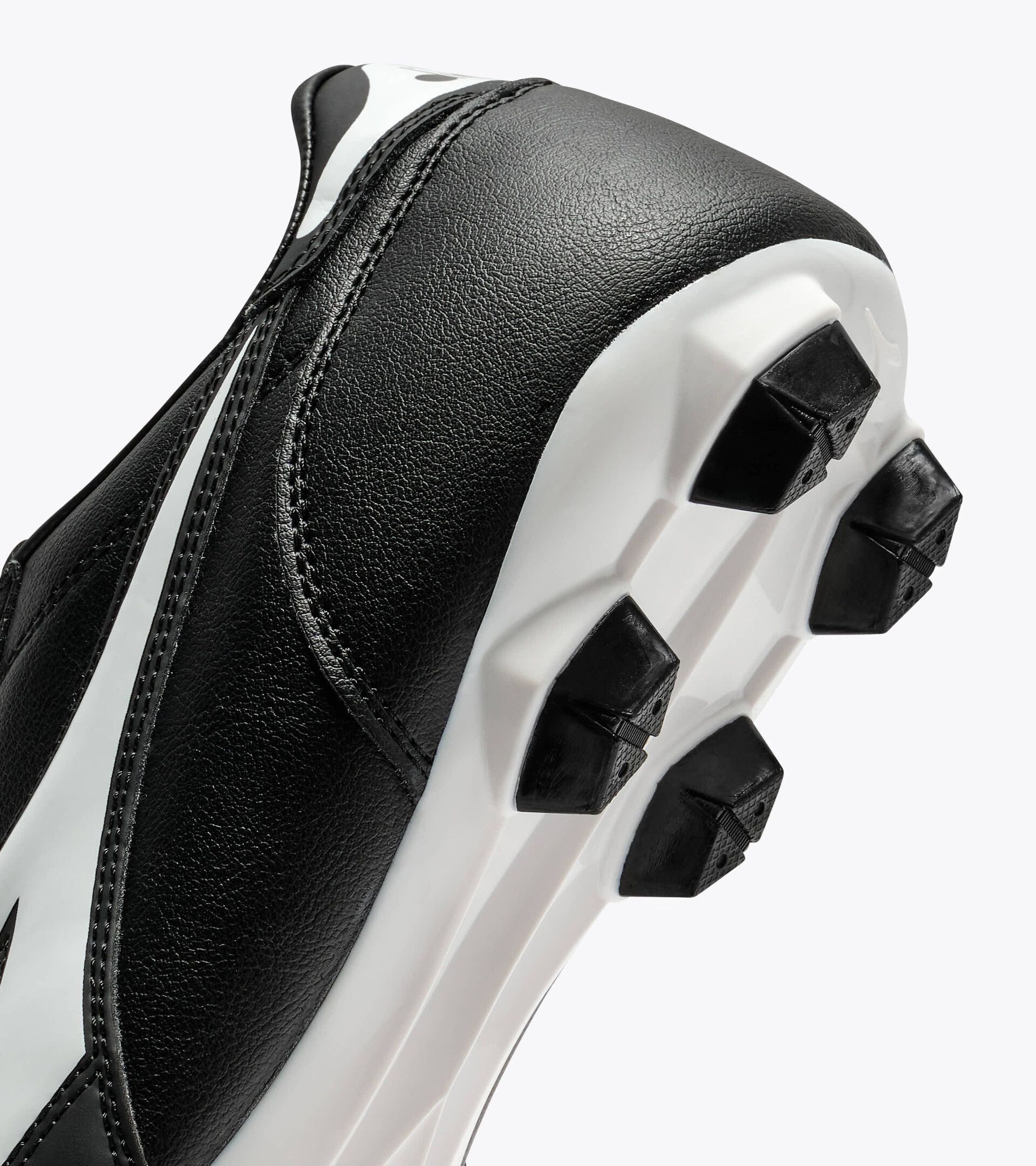 Chaussures de football pour terrains compacts - Homme
 BRASIL ICON R LPU NOIR/BLANC - Diadora