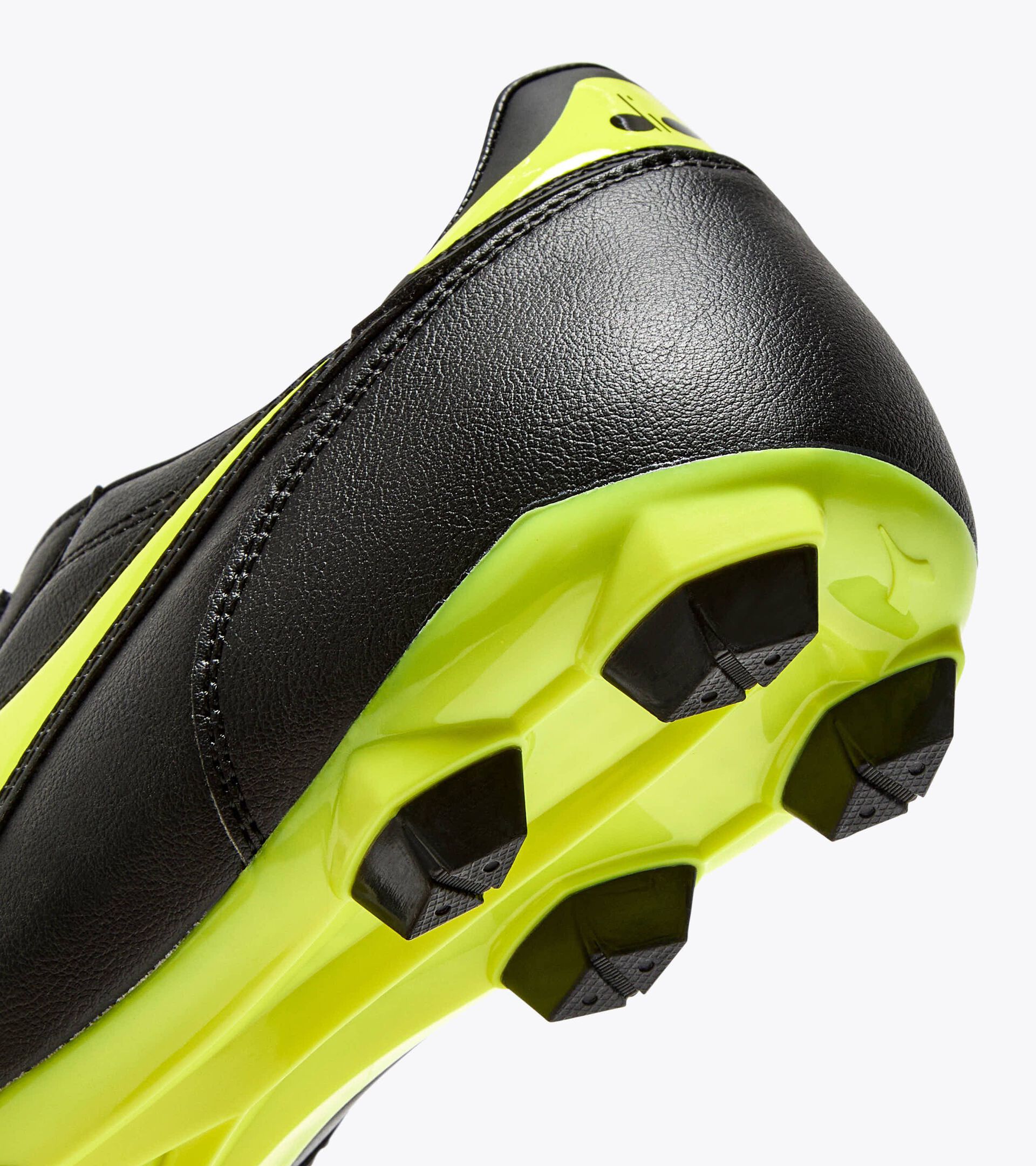 Bota de f&uacute;tbol para superficies compactas - Hombre
 BRASIL ICON R LPU NEGRO/AMARILLO FLUO DD - Diadora