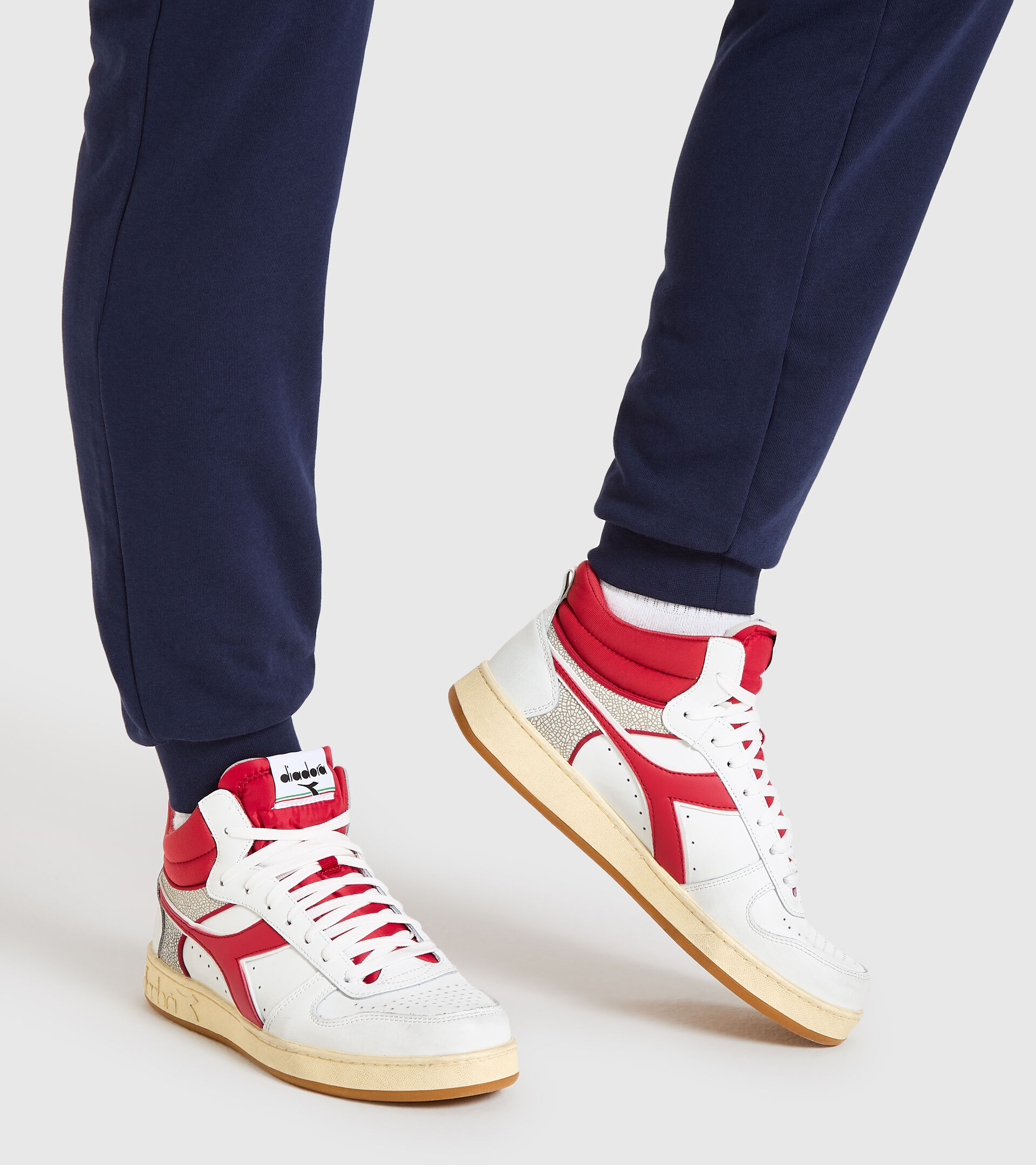 Sports shoe - Unisex MAGIC BASKET DEMI CUT ICONA WHITE/CHILI PEPPER - Diadora