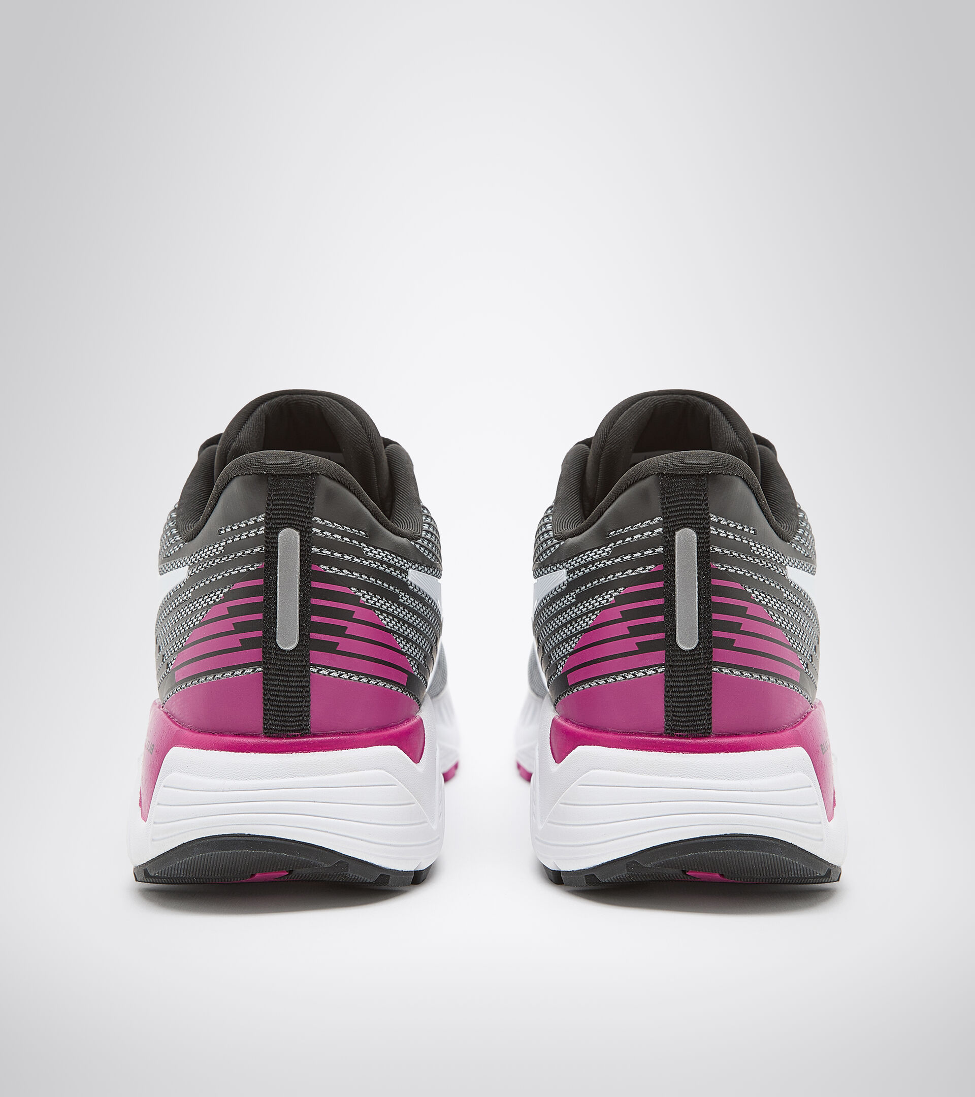 Running shoes - Women MYTHOS BLUSHIELD VIGORE W SILVER DD/BLACK/WHITE - Diadora