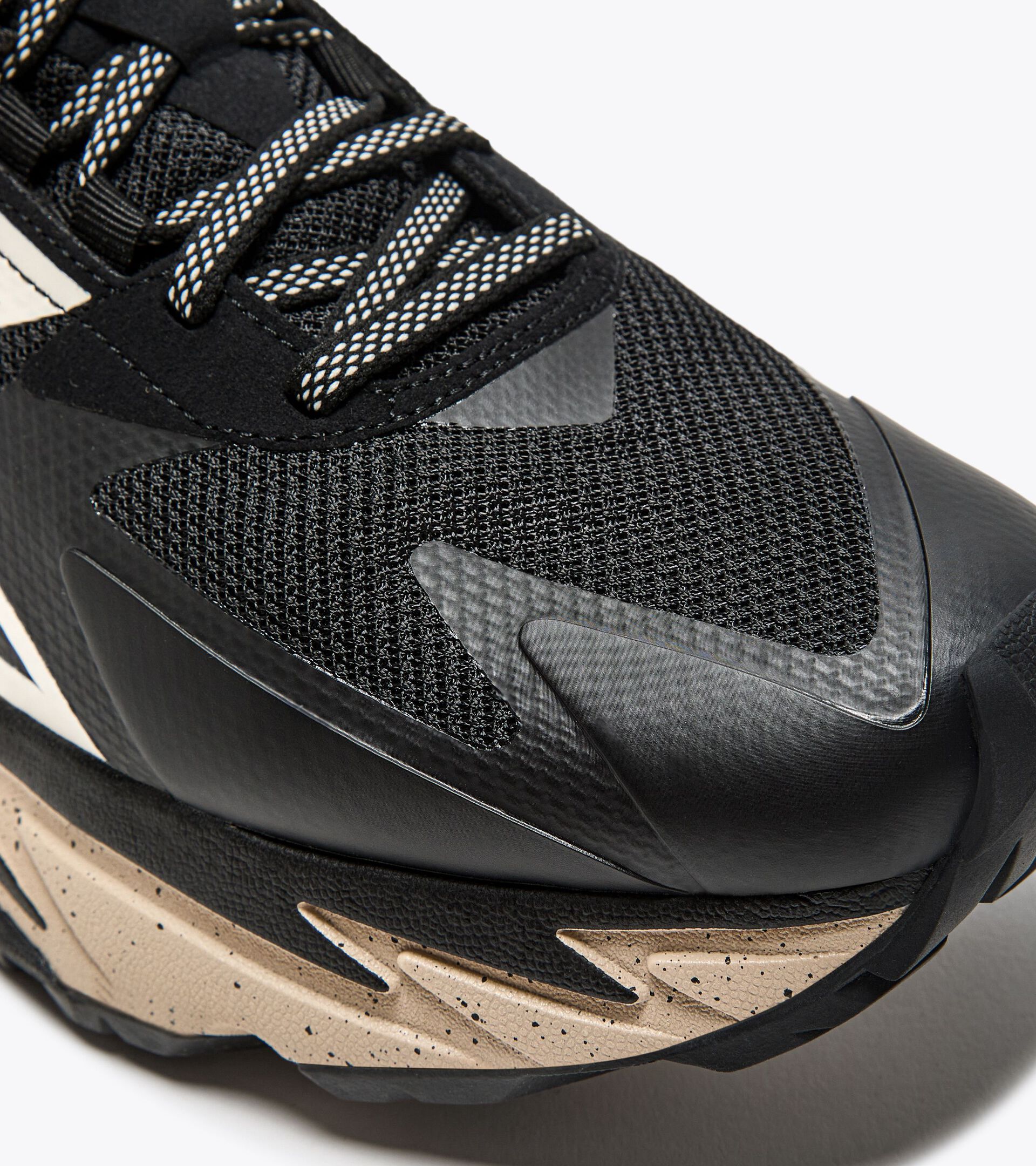 Trail Running Shoes - Unisex EQUIPE SESTRIERE-XT BLACK/WHISPER WHITE/DOESKIN - Diadora