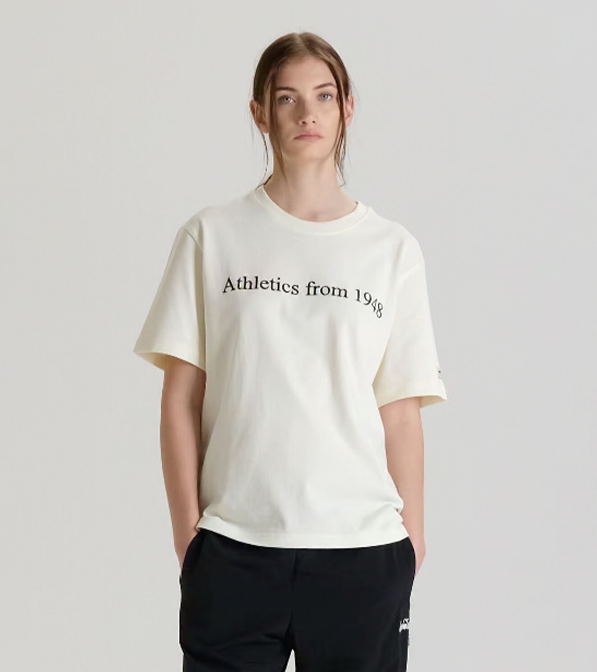 T-shirt 50 % coton recyclé - Made in Italy - Genre neutre
 T-SHIRT SS LEGACY BLANCHE MURMURE - Diadora