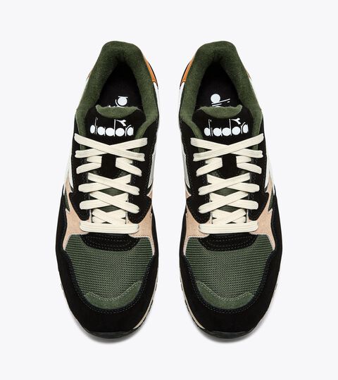 Sporty sneakers - All-Gender N902 KOMBU GREEN/BLACK - Diadora