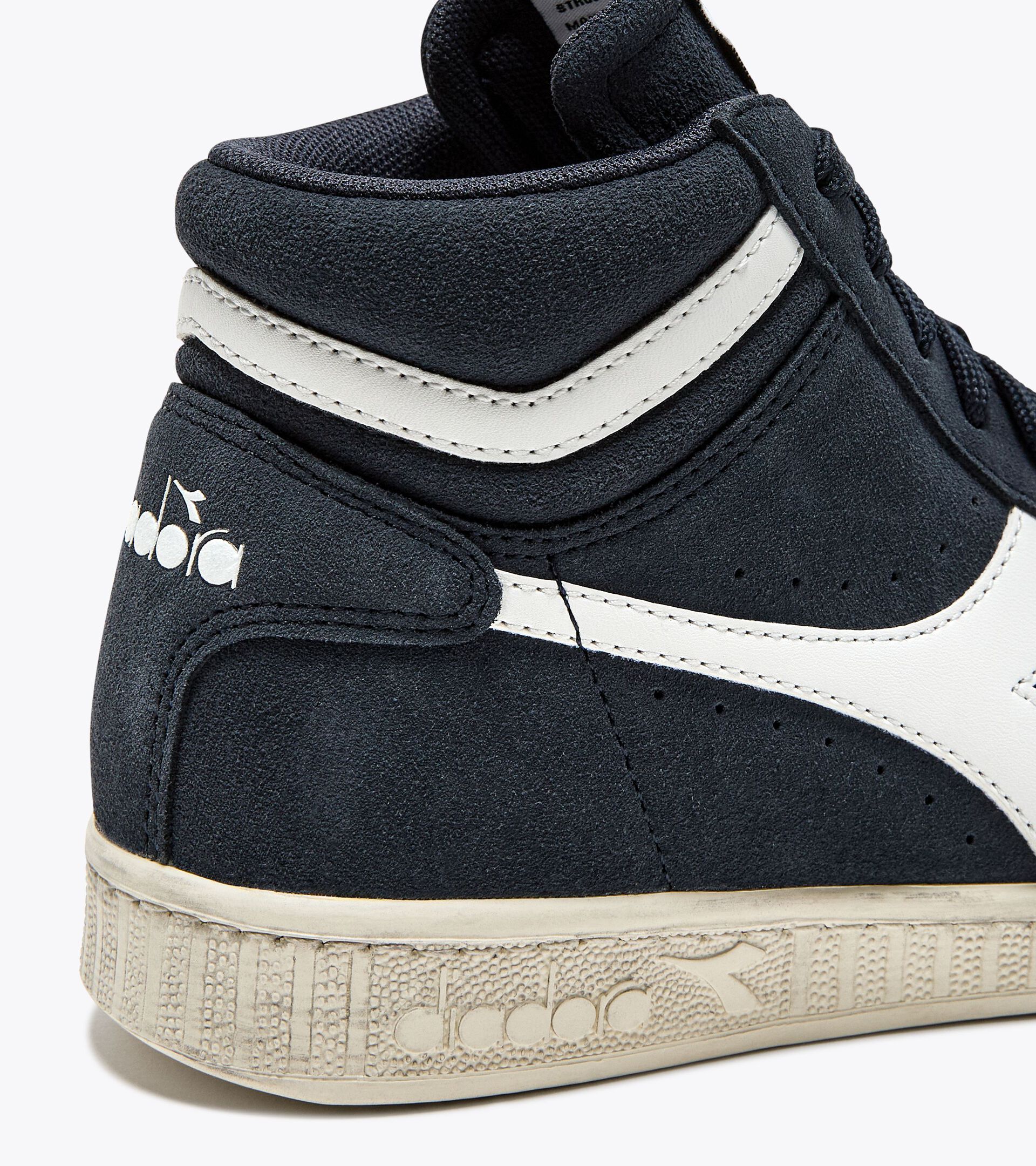 Sporty sneakers - All-Gender GAME L HIGH SUEDE WAXED BLUE DENIM - Diadora