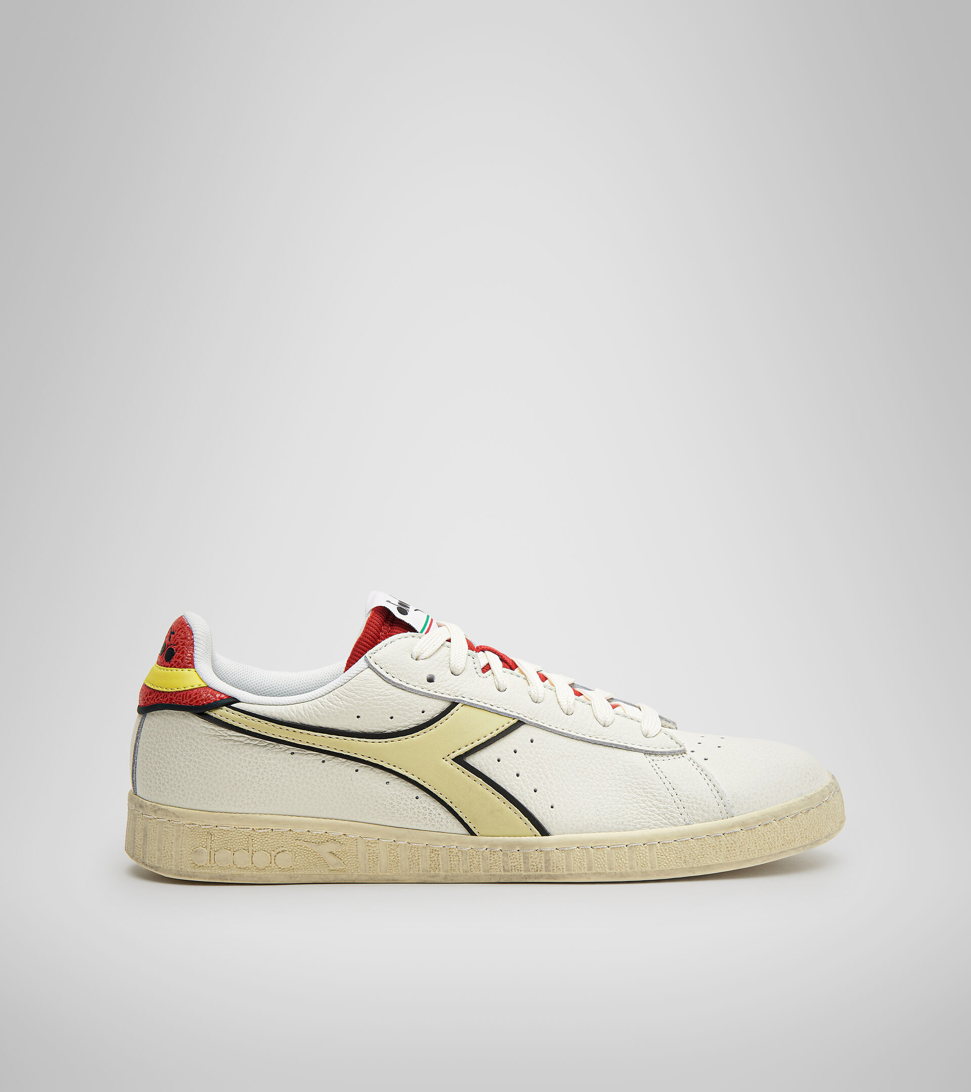 Sports shoe - Unisex GAME L LOW ICONA BLACK/WHITE/FER.RED ITALY - Diadora