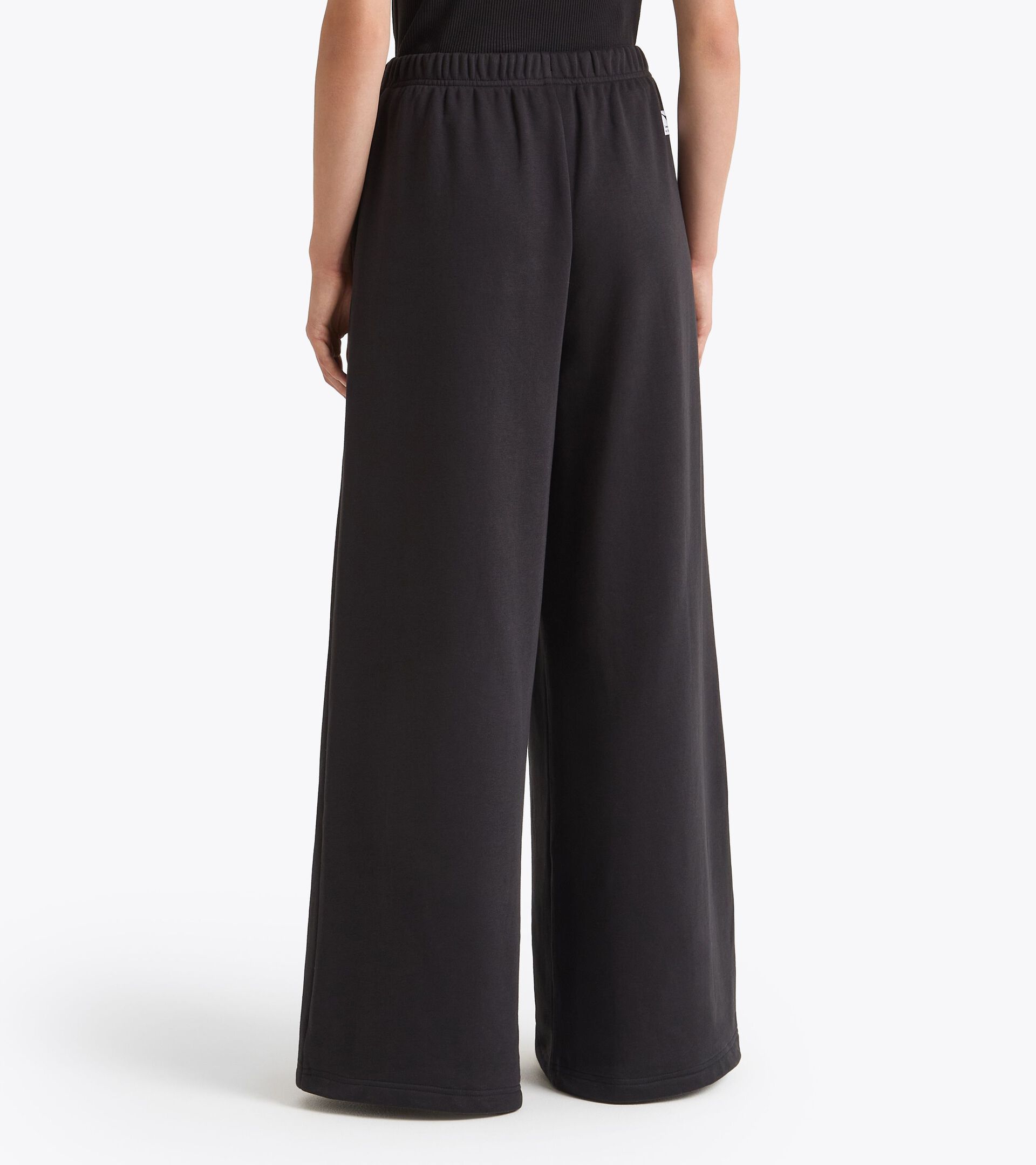 Pantalón deportivo con corte holgado - Mujer
 L. PANTS FLARE ATHL. LOGO NEGRO - Diadora