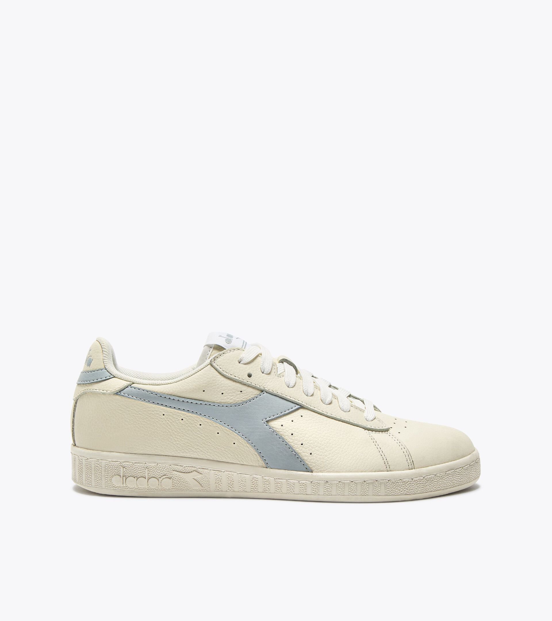 Sporty sneakers - All-Gender GAME L LOW WAXED WHITE/HIGH RISE - Diadora
