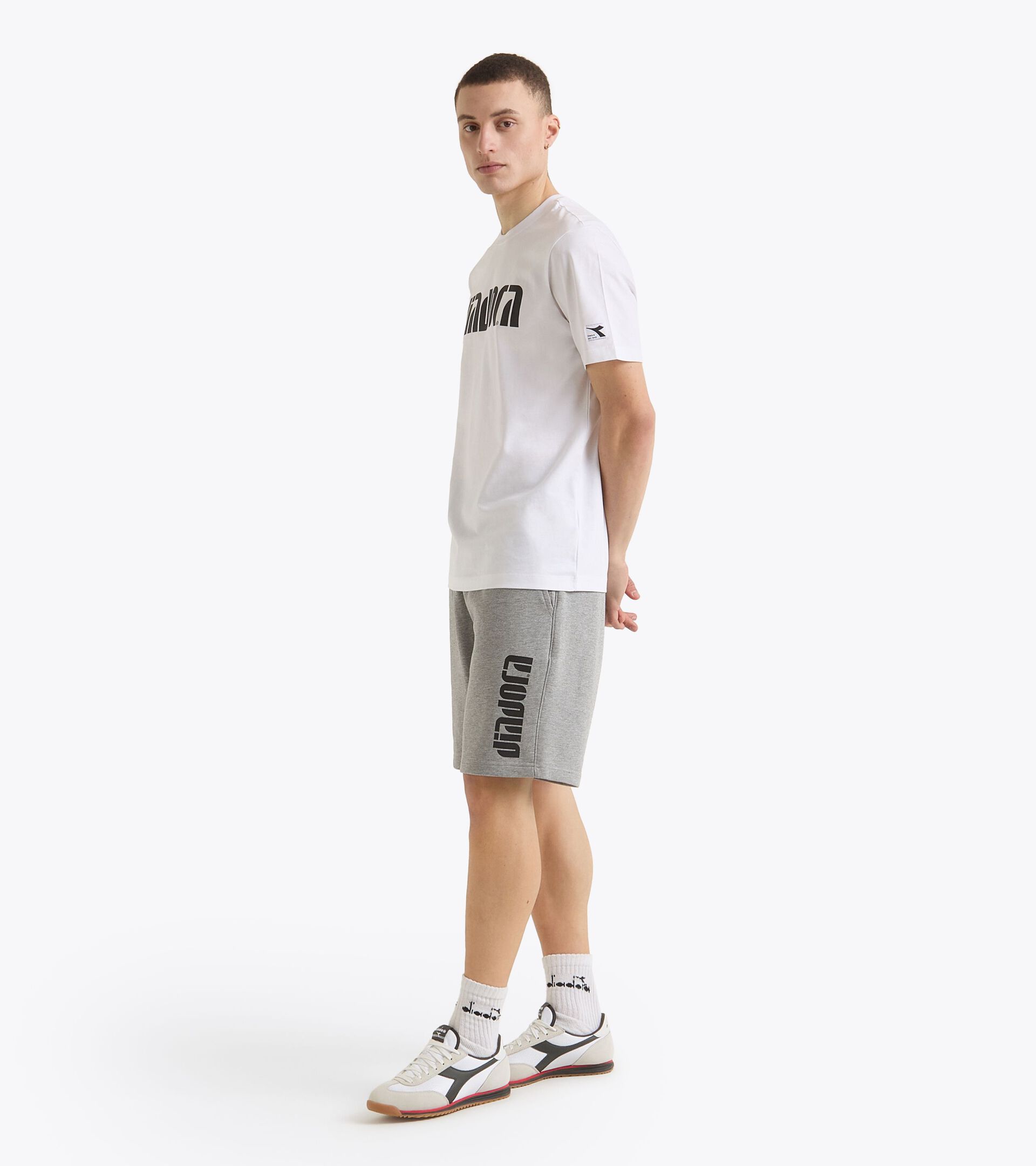 Pantalón corto deportivo - Para todos los géneros
 BERMUDA ATHL. LOGO EDIFICIOS ALTOS MEZCLA - Diadora