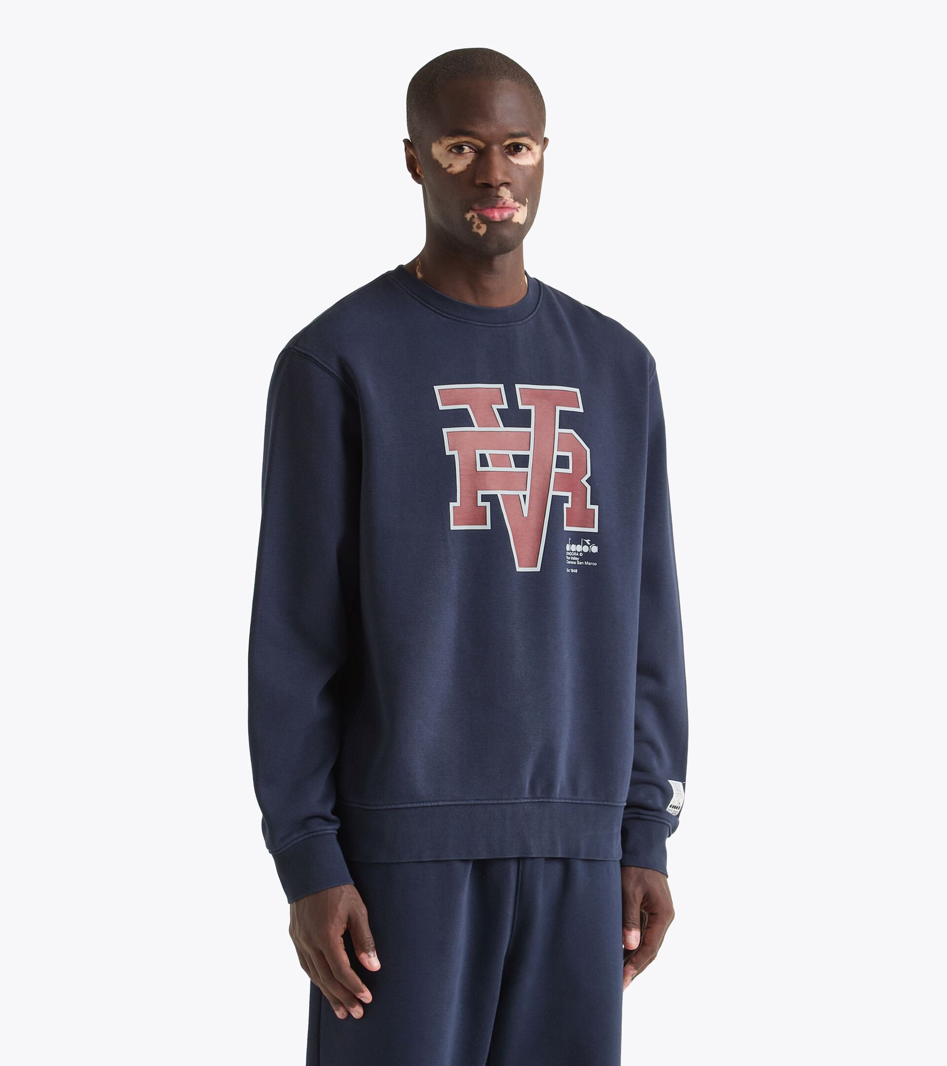 College-style inspired crewneck - Run Valley - All-gender
SWEATSHIRT CREW RUN VALLEY BLUE DENIM - Diadora