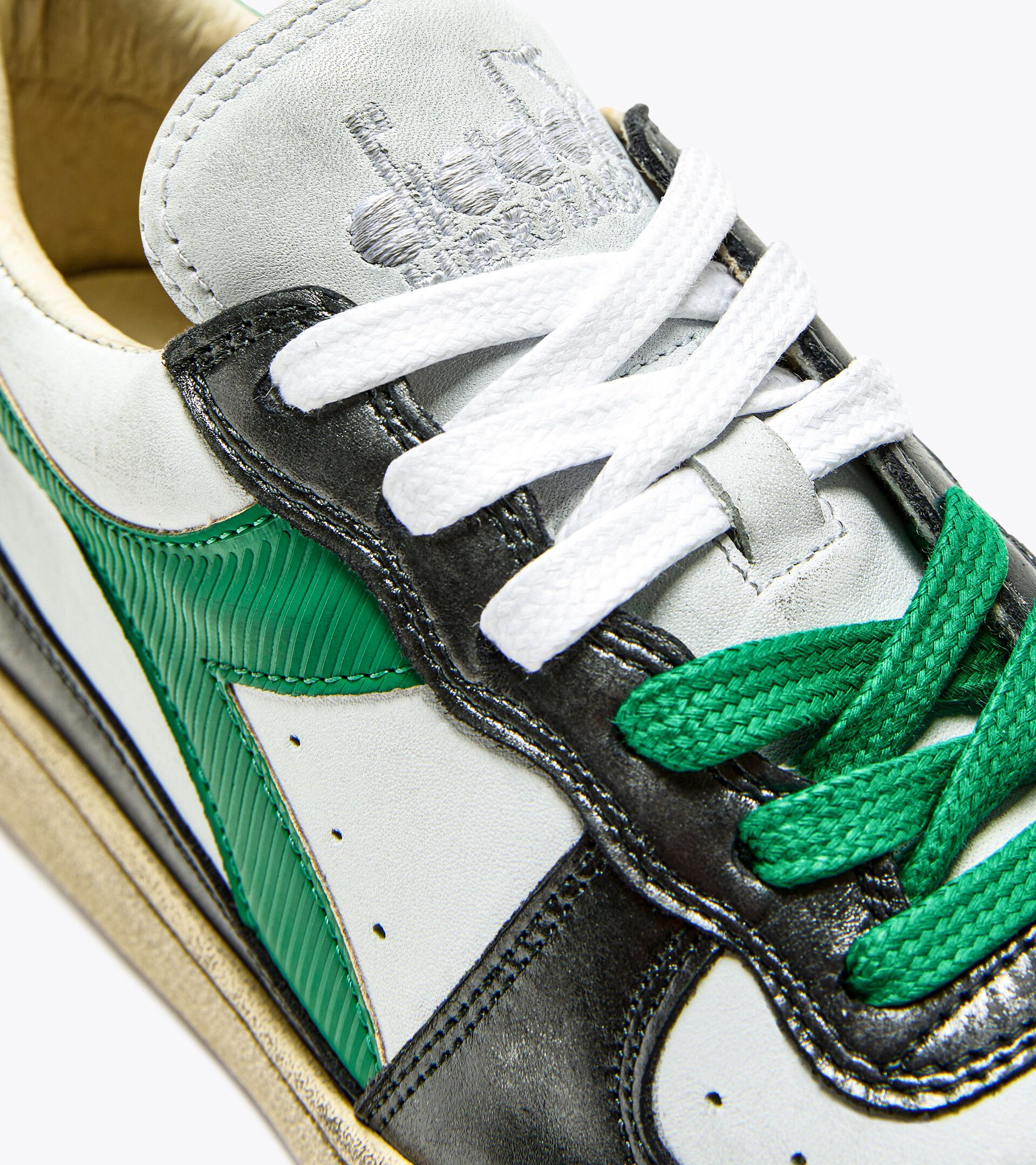 Heritage shoes - Gender neutral MI BASKET LOW METALLIC DIRTY WHITE/DK SMOKE - Diadora