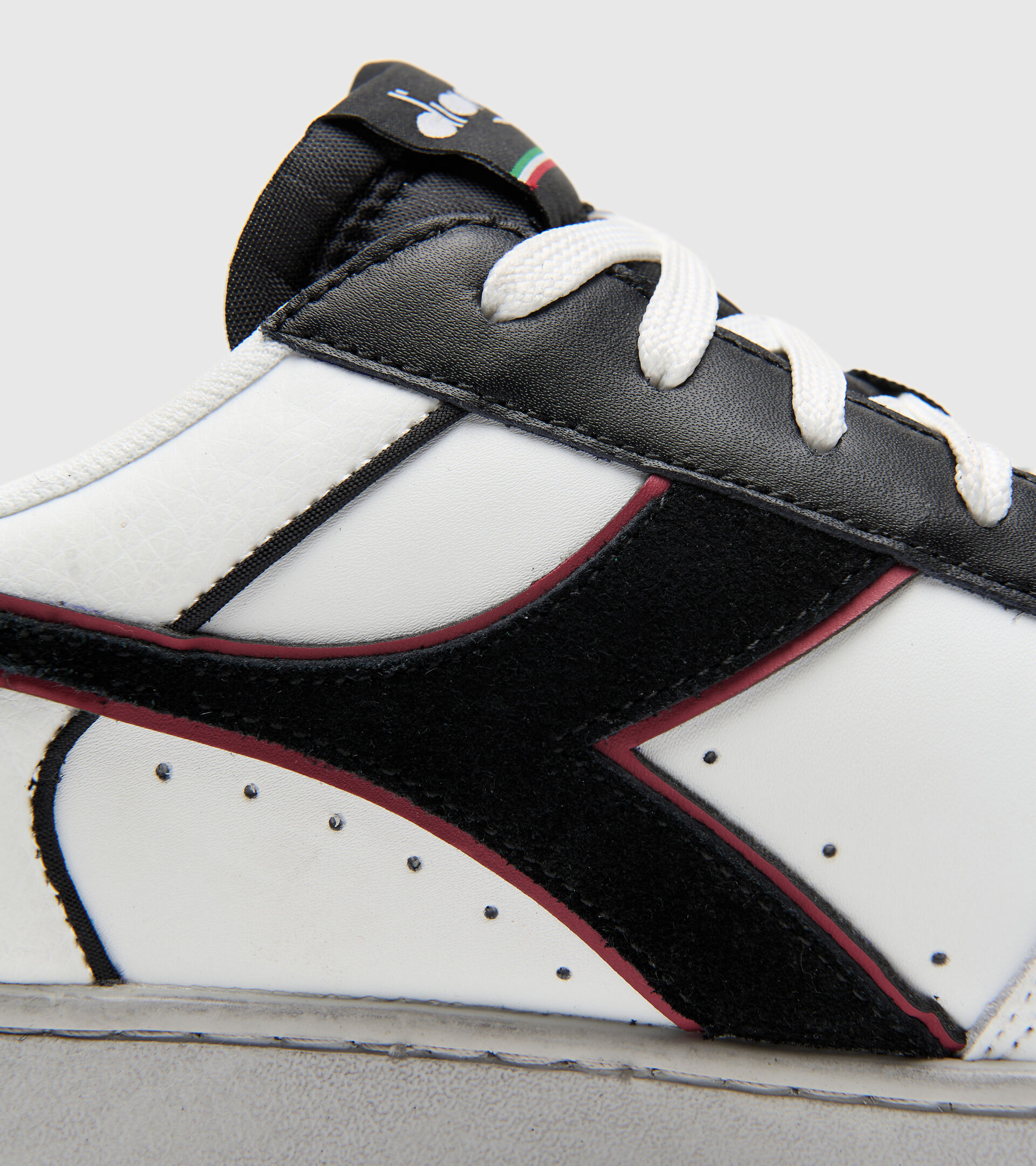 Sports shoe - Unisex MAGIC BASKET LOW ICONA LEATHER WHITE/RED GRANATA - Diadora