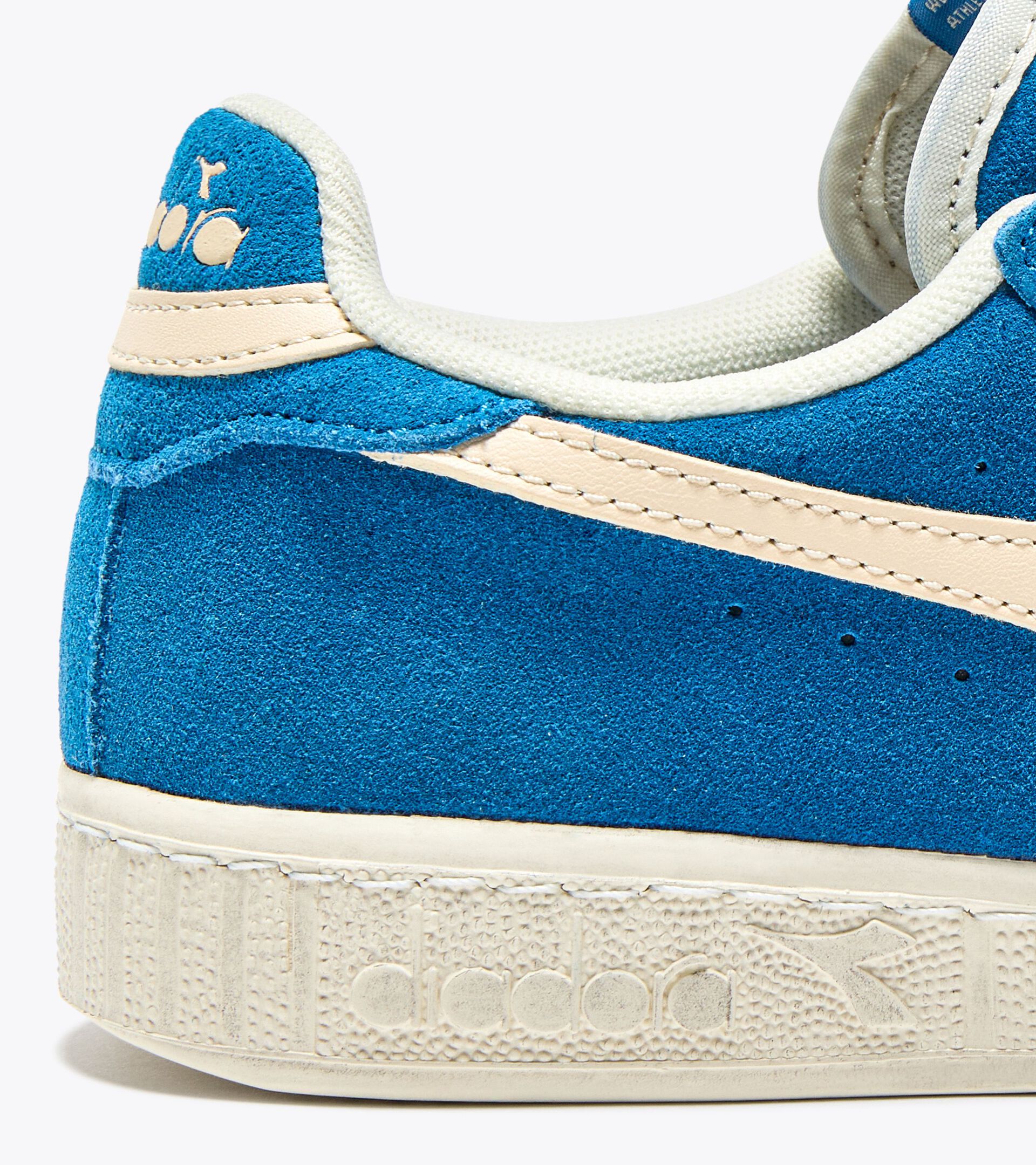 Sporty sneakers - All-Gender GAME L LOW SUEDE WAXED FRENCH BLUE - Diadora