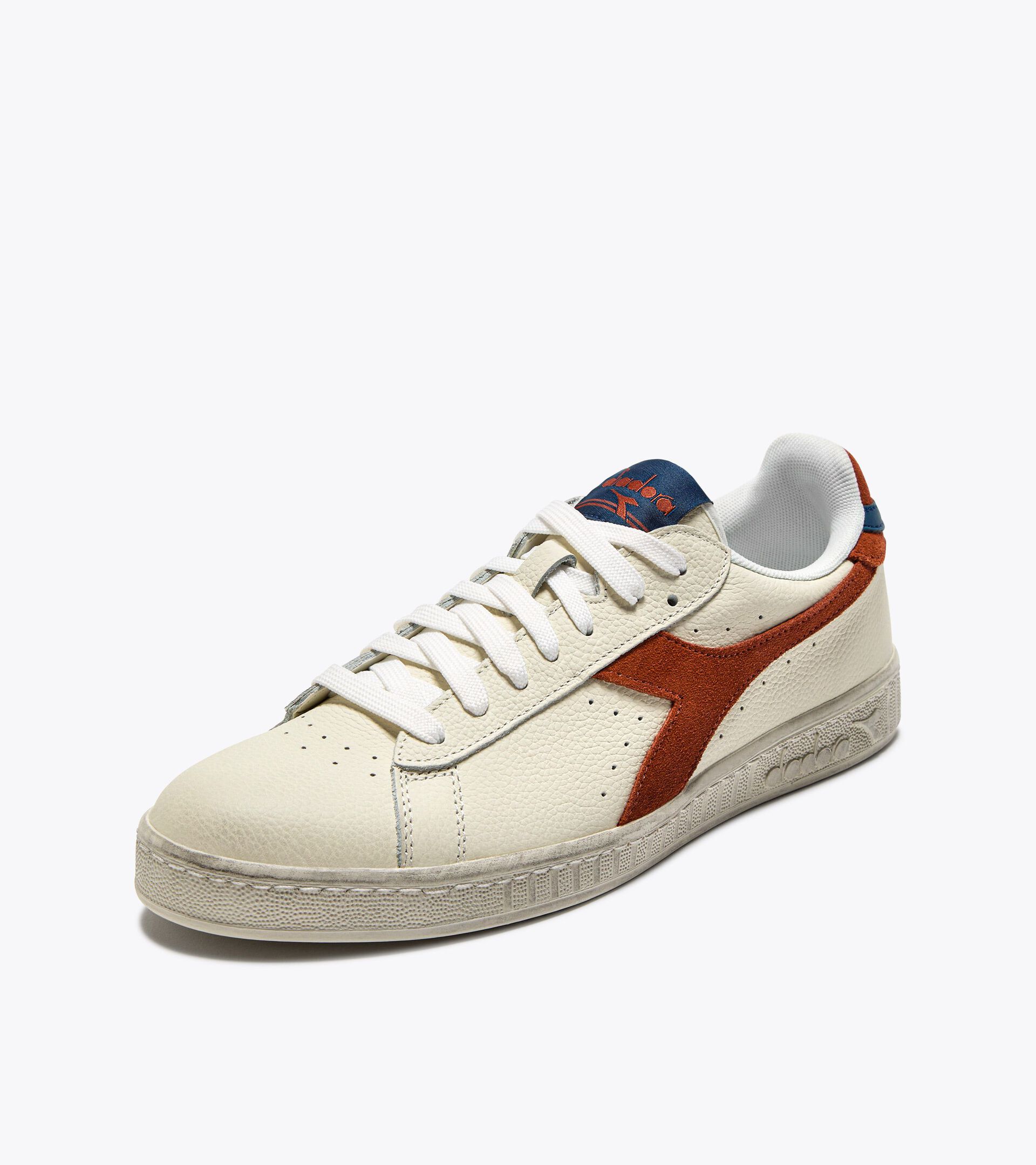 Sporty sneakers - All-Gender GAME L LOW WAXED SUEDE POP WHITE/RUST - Diadora