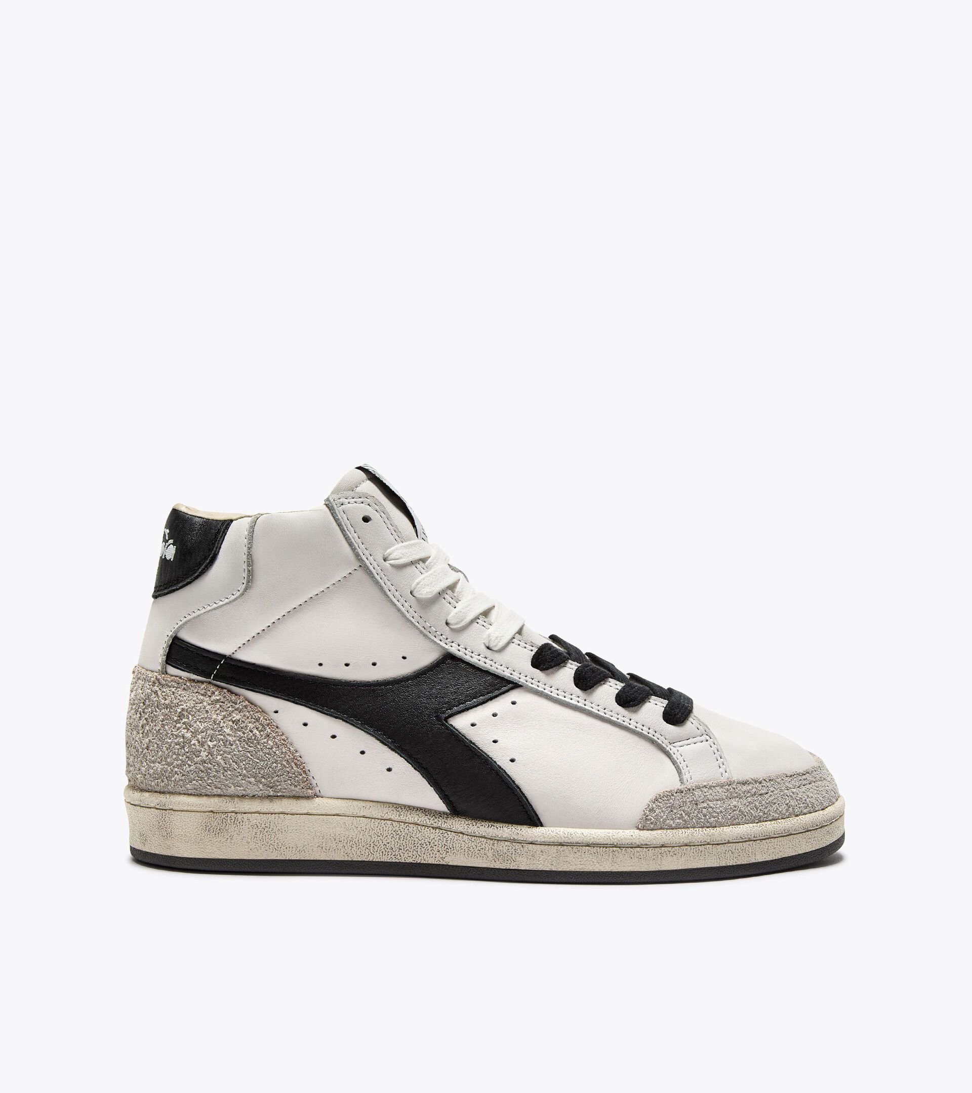 Heritage sneaker made from leather - All-gender
PRESTIGE HIGH USED WHITE/BLACK - Diadora