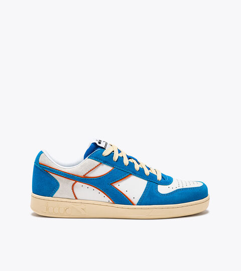 Sporty sneakers - Unisex MAGIC BASKET LOW SUEDE LEATHER ROYAL/WHITE - Diadora
